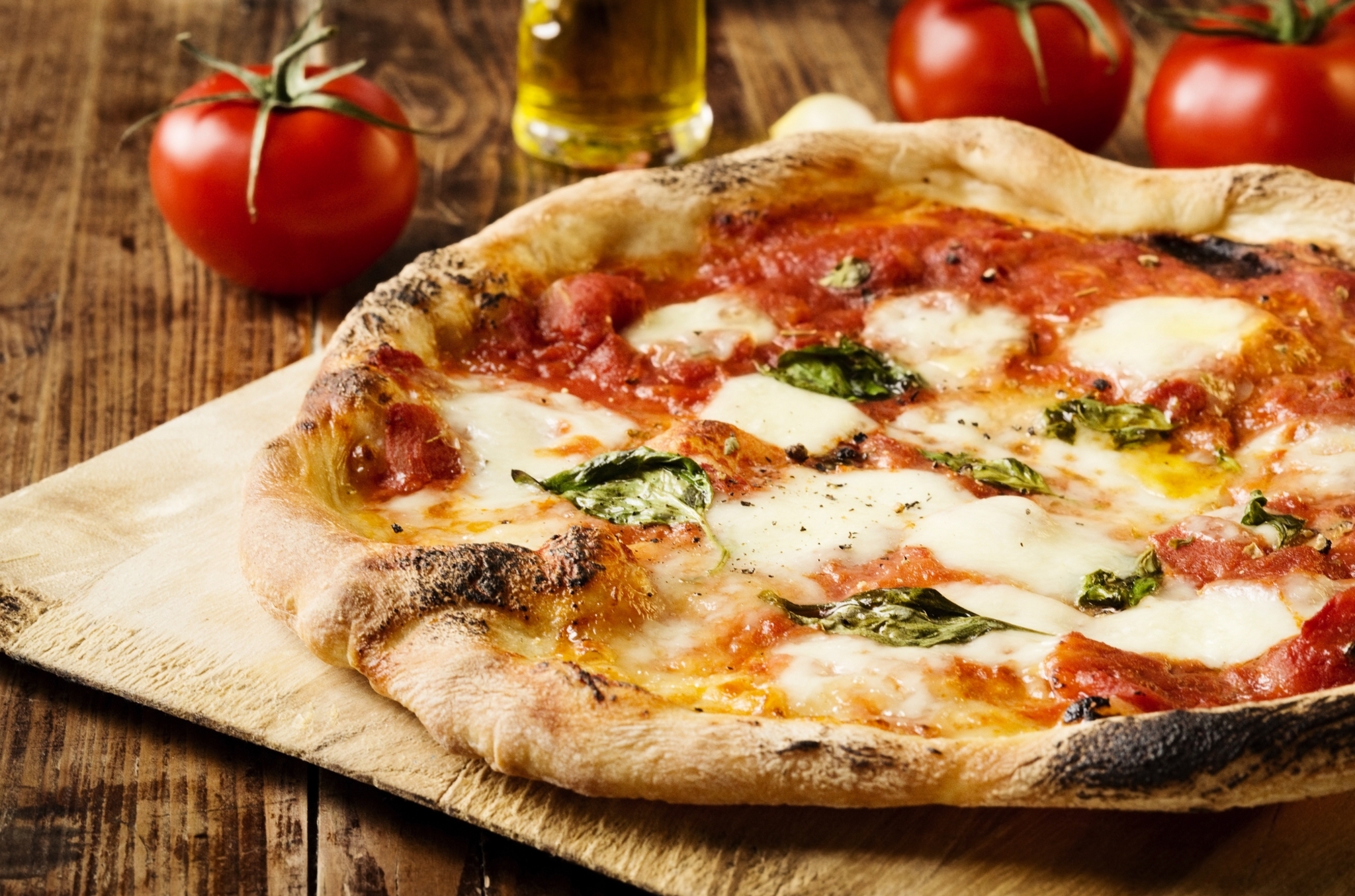 Neapolitanische Pizza mit Büffelmozzarella,Tomatensauce und frischem Basilikum Neapolitanische Pizza mit Büffelmozzarella,Tomatensauce und frischem Basilikum Bild