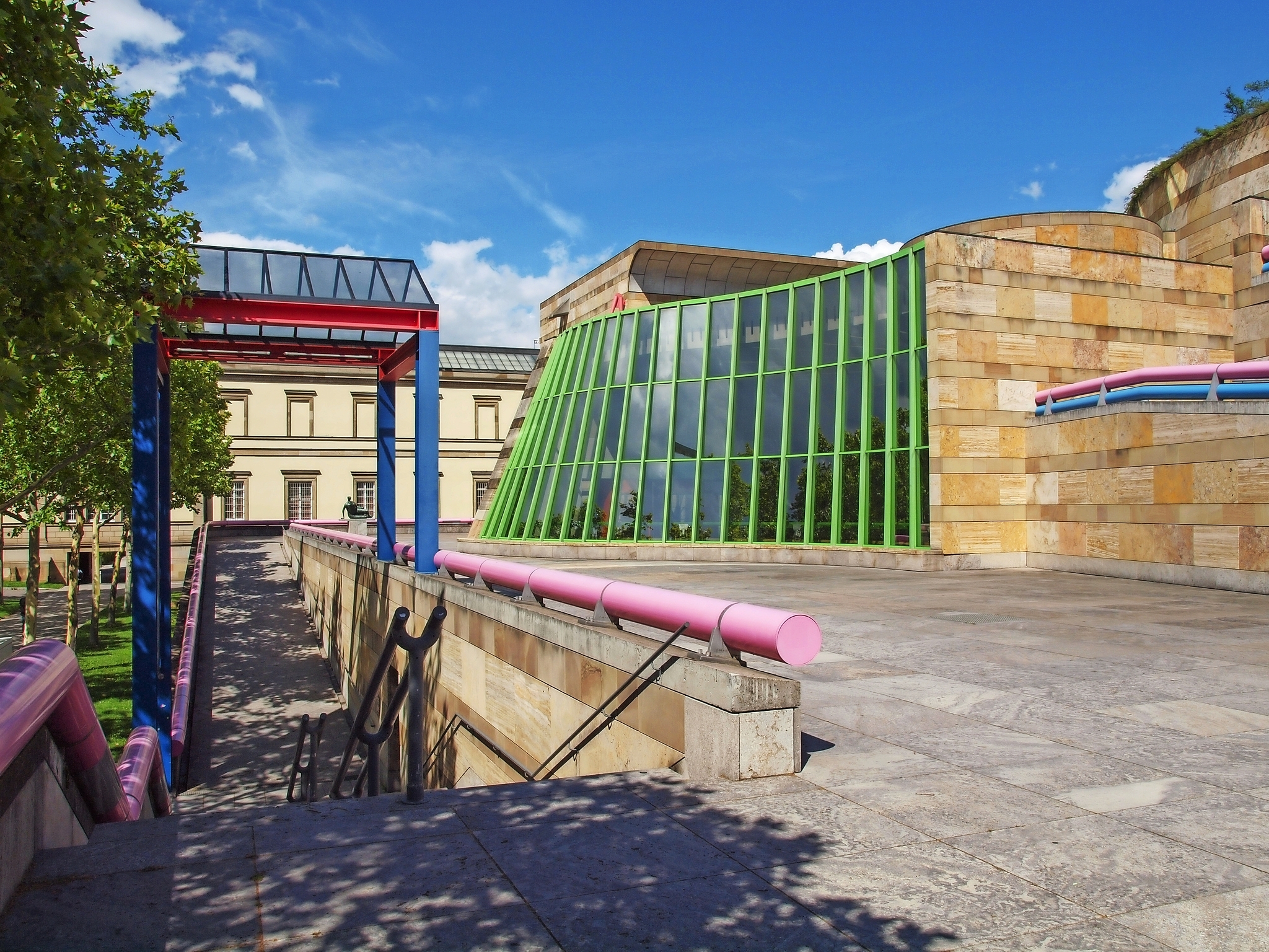 Neue Staatsgalerie in Stuttgart Buntes Gebäude mit Glasfront und blauer Himmel im Hintergrund