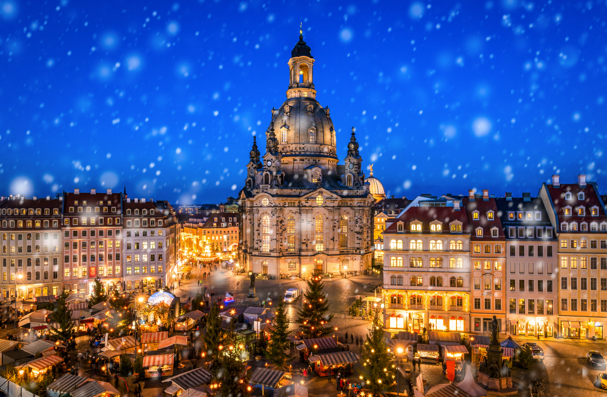 Weihnachtsmarkt auf dem Neumarkt in Dresden, Deutschland Dresdner Frauenkirche im Winter, beleuchtet bei Schneefall, umgeben von Weihnachtsmarkt.