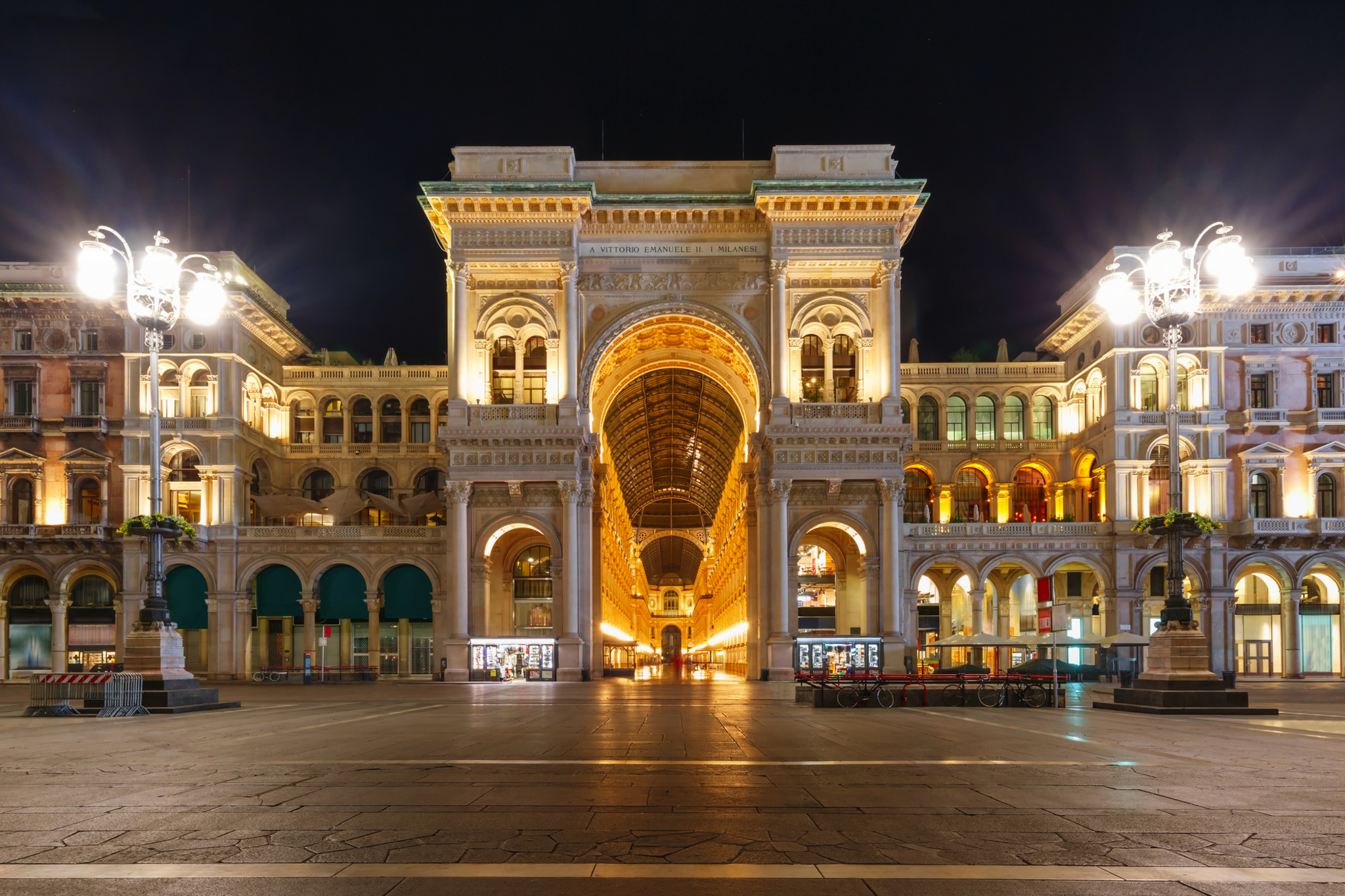 Galleria Vittorio Emanuele II bei Nacht in Mailand Historisches Gebäude bei Nacht mit beleuchtetem Torbogen.