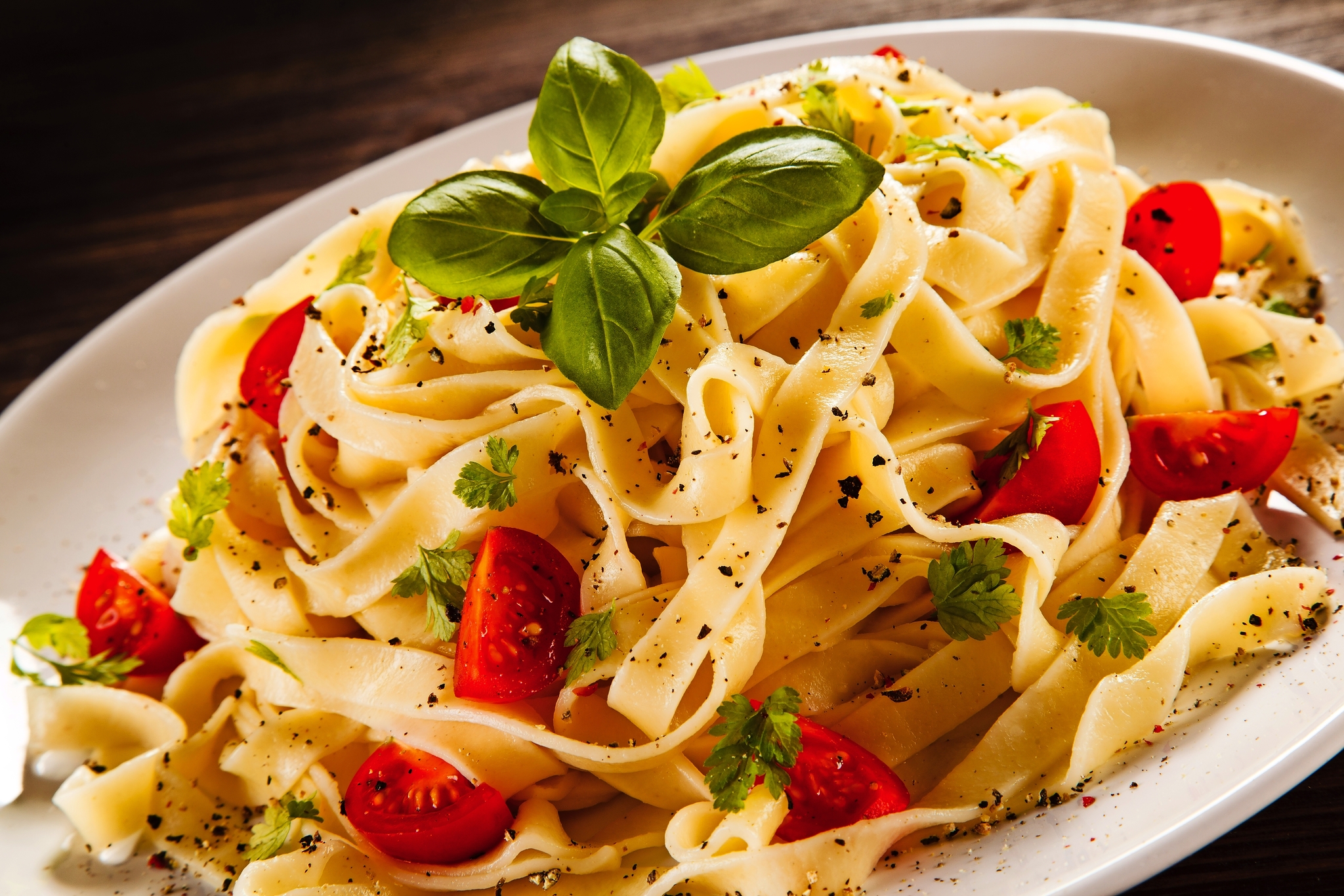Nudeln mit Tomaten auf Holztisch Nudeln mit Tomaten auf Holztisch Bild