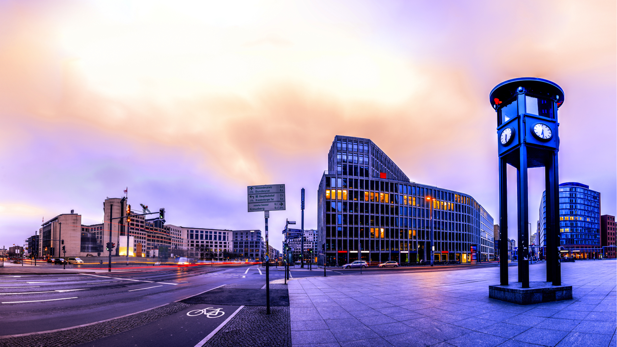 Potsdamer Platz mit historischer Uhr Potsdamer Platz mit historischer Uhr Bild