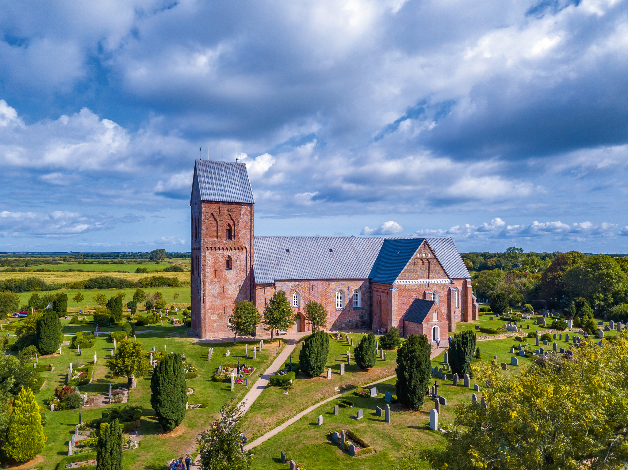 Kirche und Friedhof in der Südansicht Kirche und Friedhof in der Südansicht Bild