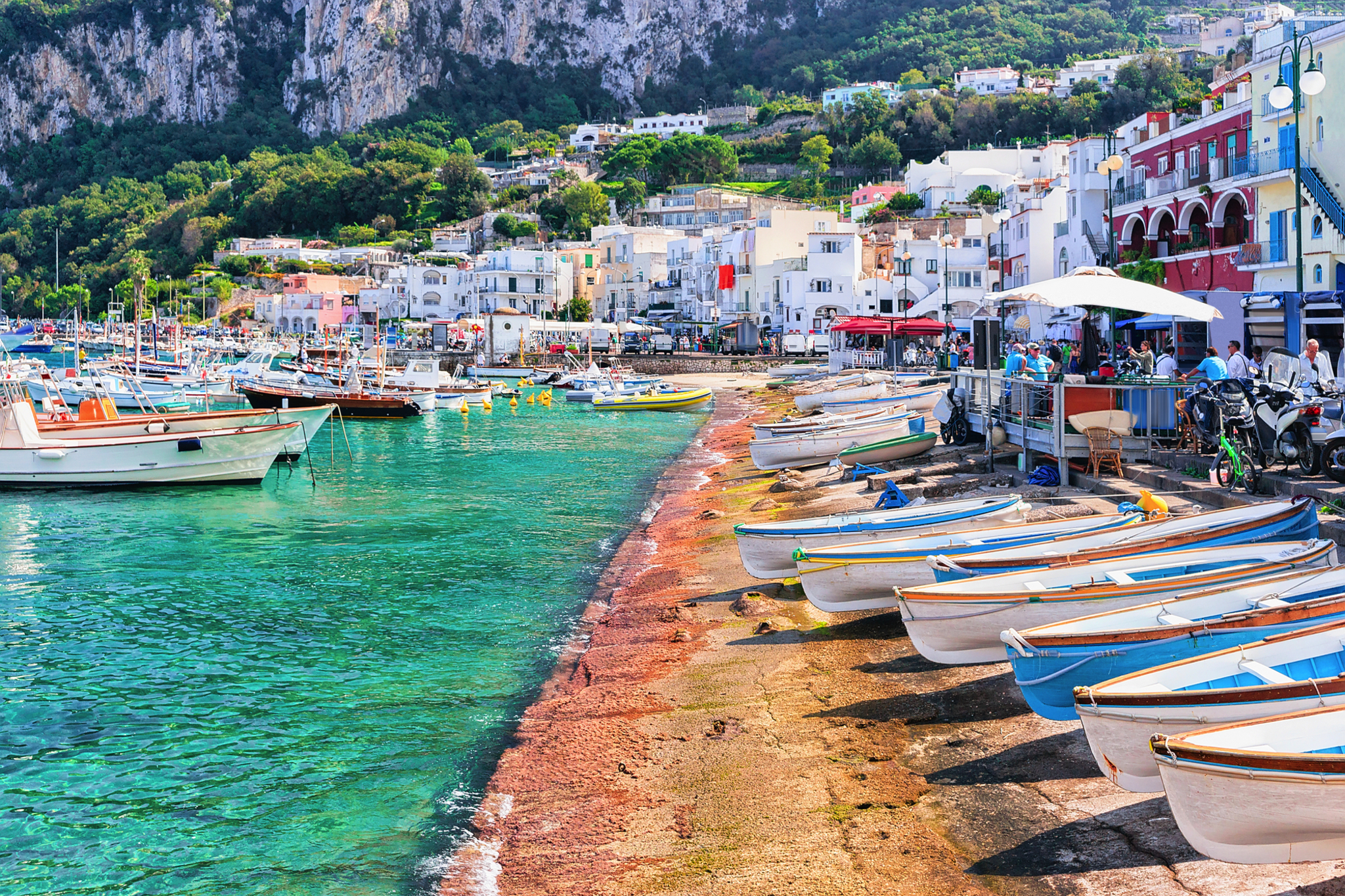 Boote im Hafen Marina Grande auf der italienische Insel Capri im Tyrrhenischen Meer Boote im Hafen Marina Grande auf der italienische Insel Capri im Tyrrhenischen Meer Bild