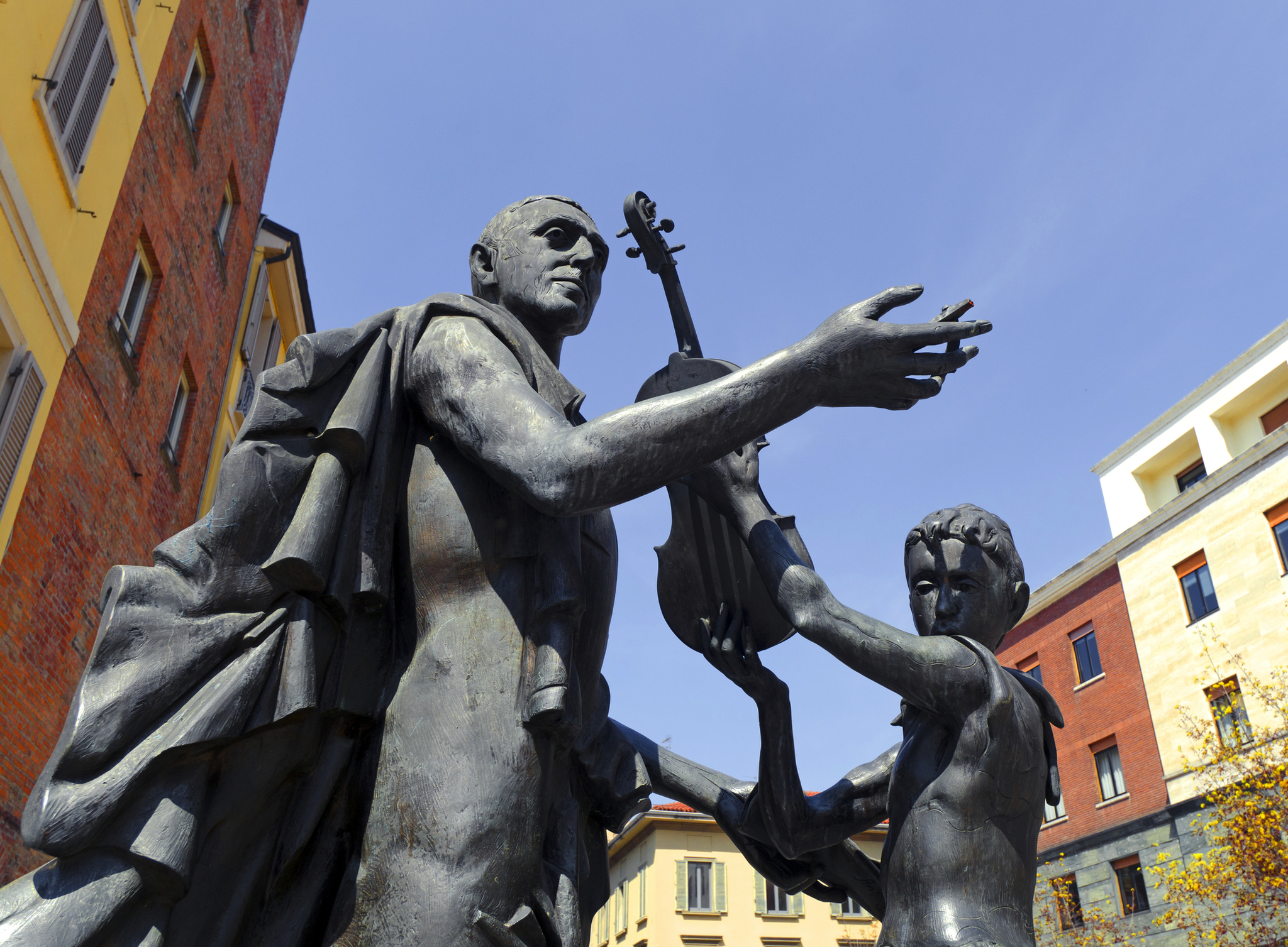 Bronzestatue von Antonio Stradivari von Floriano Bodini in Cremona, Italien Bronzestatue von Antonio Stradivari von Floriano Bodini in Cremona, Italien Bild