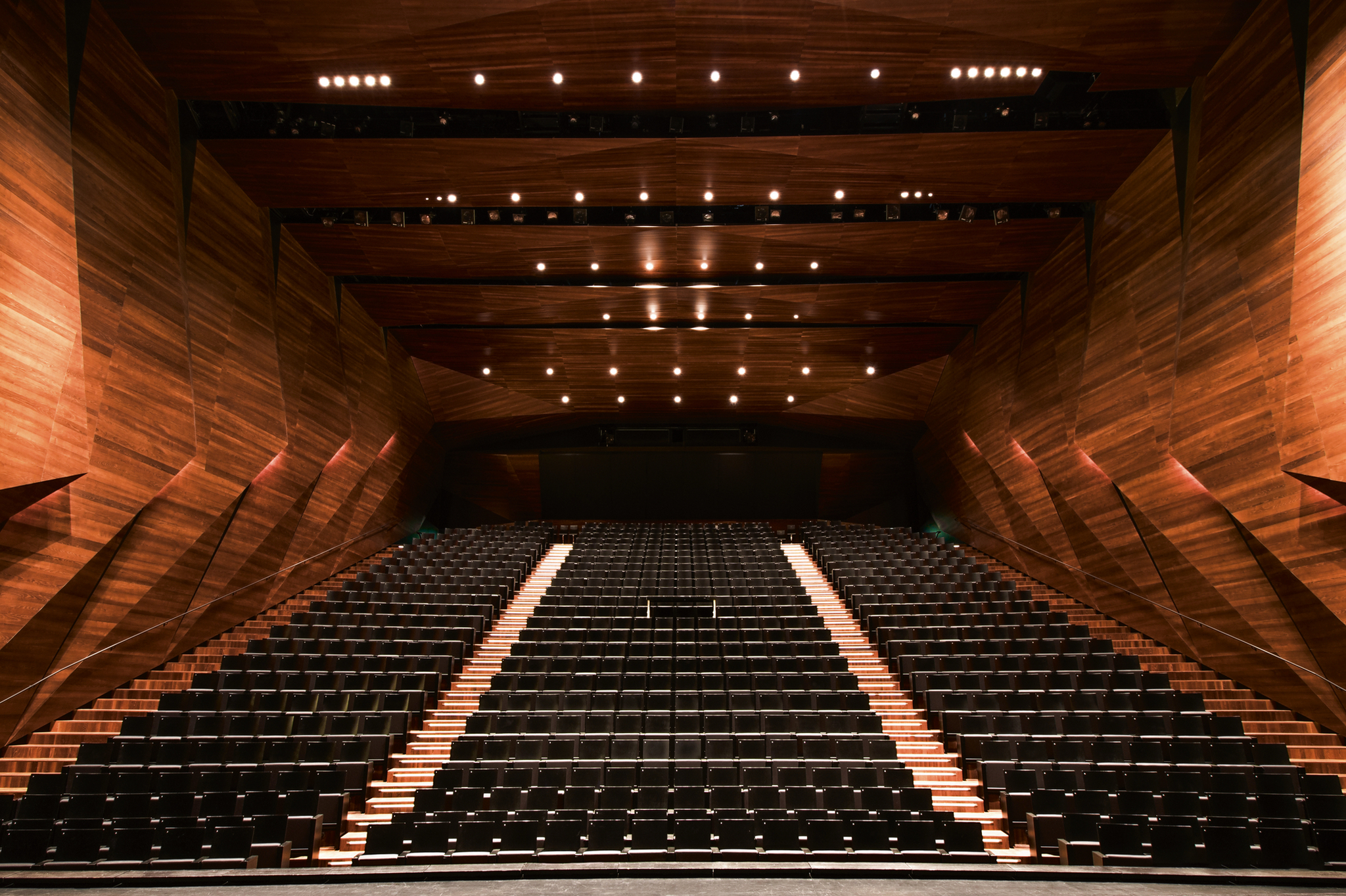 Leerer Zuschauerraum in einem modernen Theater mit Holzwänden