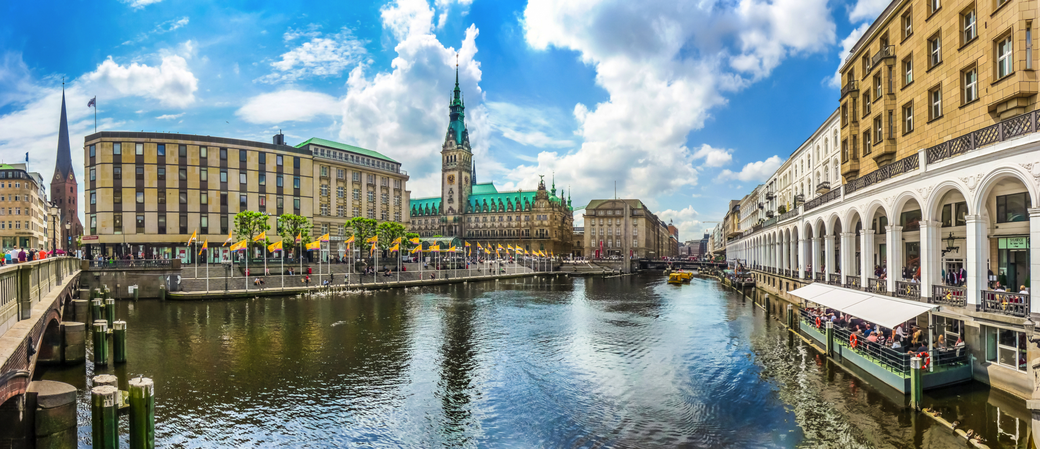 Hamburg Alsterarkaden und das Rathaus an der Kleinen Alster Hamburg Alsterarkaden und das Rathaus an der Kleinen Alster Bild