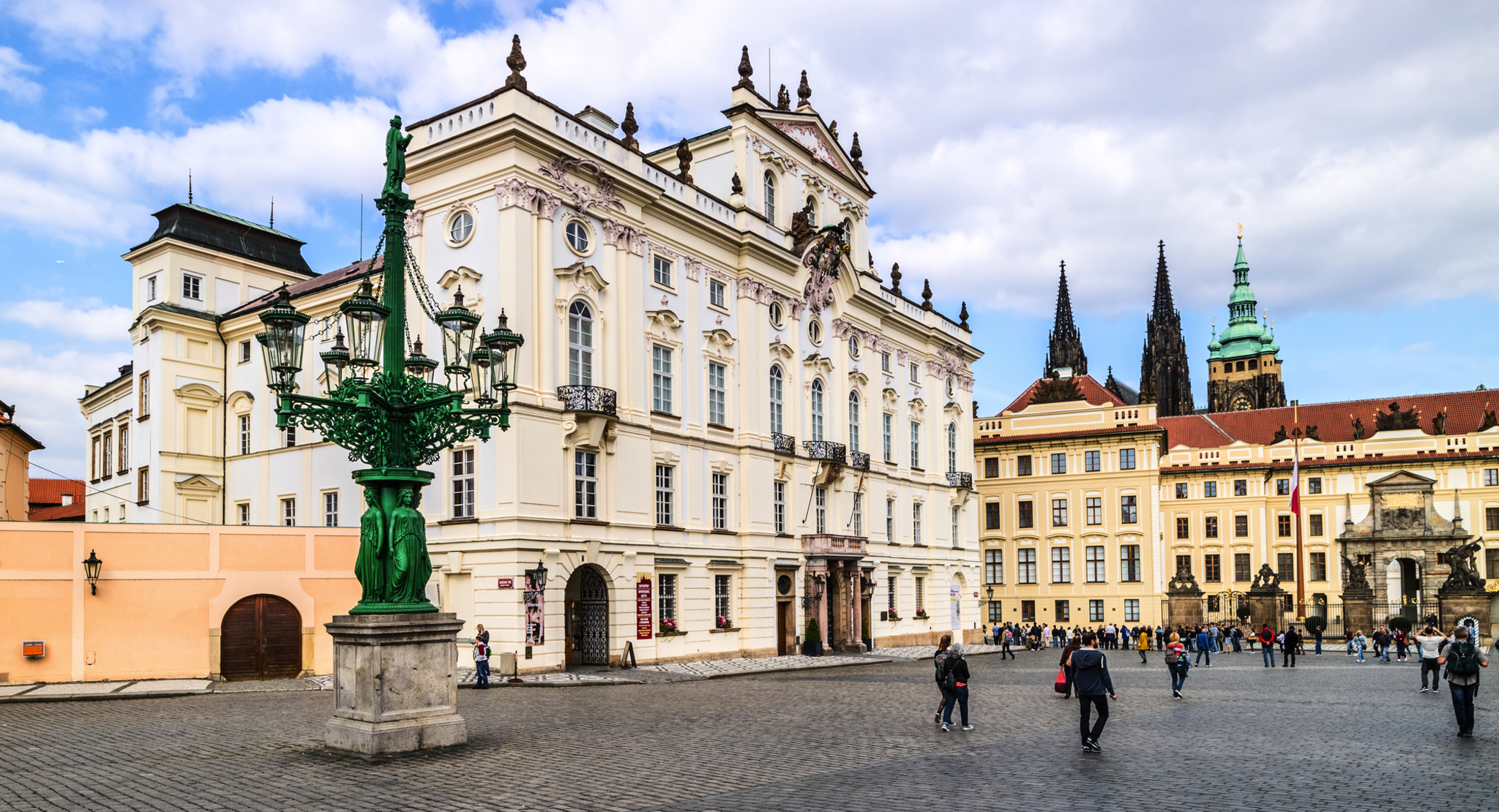 Erzbischöfliches Palais auf dem Hradschiner Platz in Prag, Tschechien Erzbischöfliches Palais auf dem Hradschiner Platz in Prag, Tschechien Bild