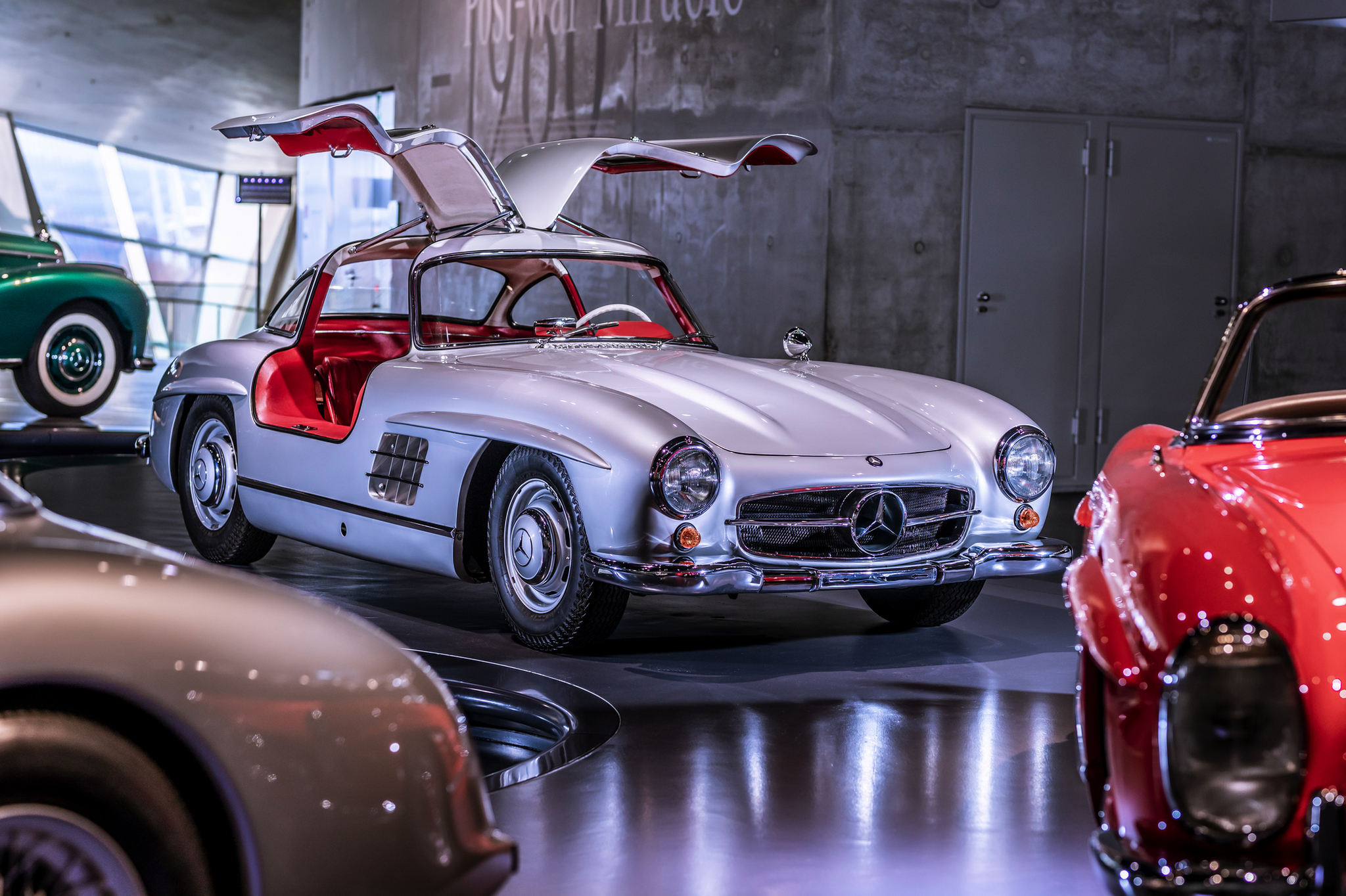 300 SL Coupé, Flügeltürer Silberner Oldtimer mit Flügeltüren in einem Automuseum.