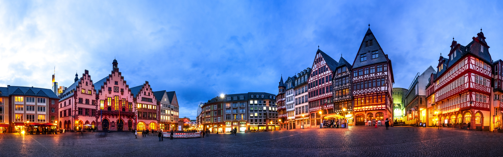 Römerberg in Frankfurt am Main, Deutschland Panoramaansicht des Römers in Frankfurt am Main, Deutschland, mit historischen Fachwerkhäusern bei Abenddämmerung beleuchtet.