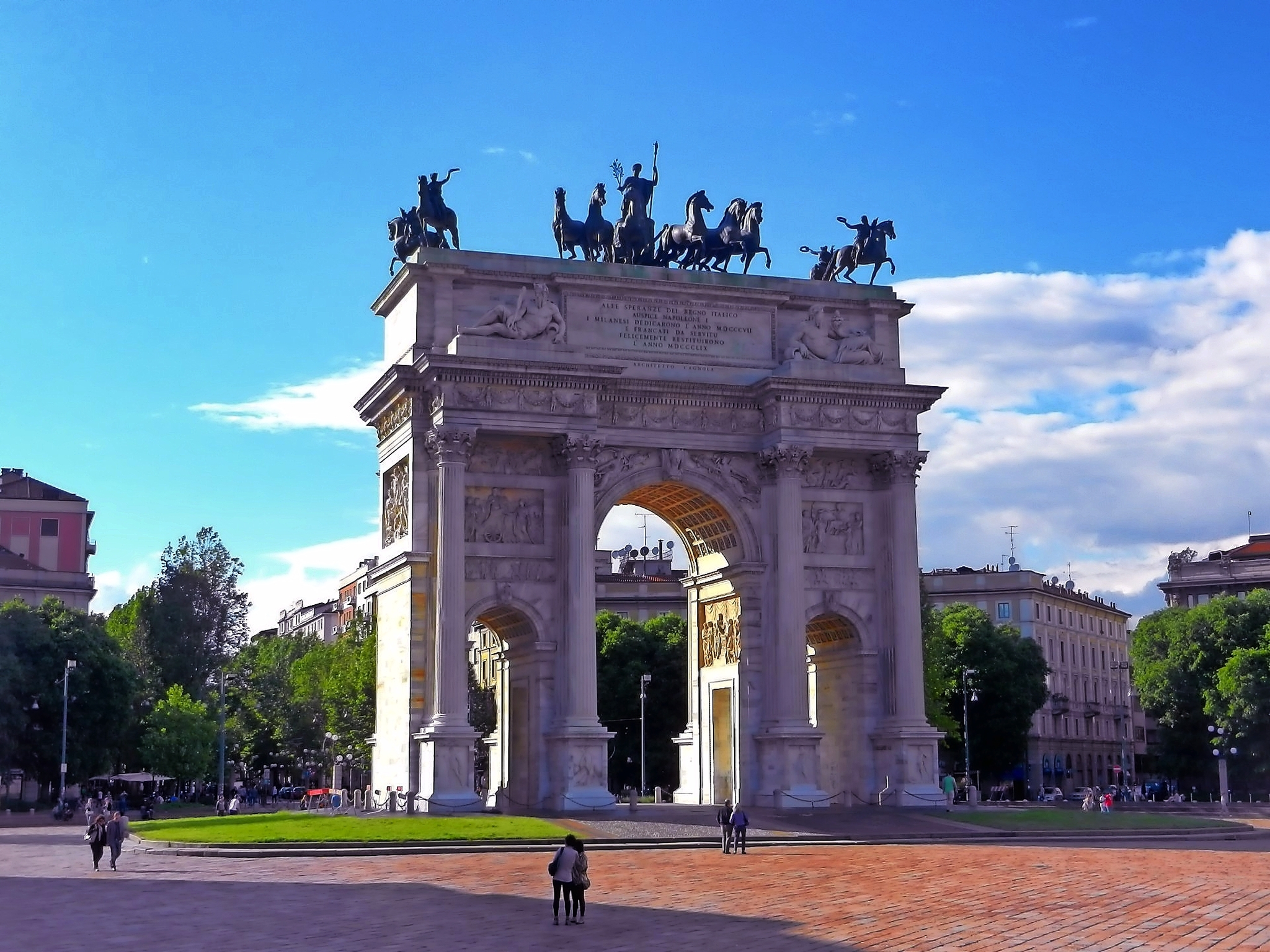 Arco della Pace - Friedensbogen in Mailand Triumphbogen mit Skulpturen auf Platz vor blauem Himmel.