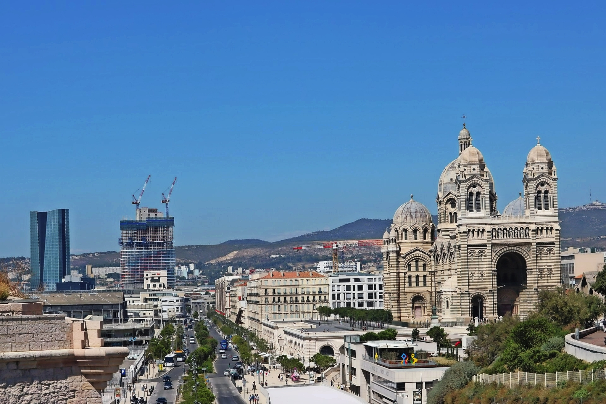 Stadtansicht mit Kathedrale und modernen Gebäuden im Hintergrund.