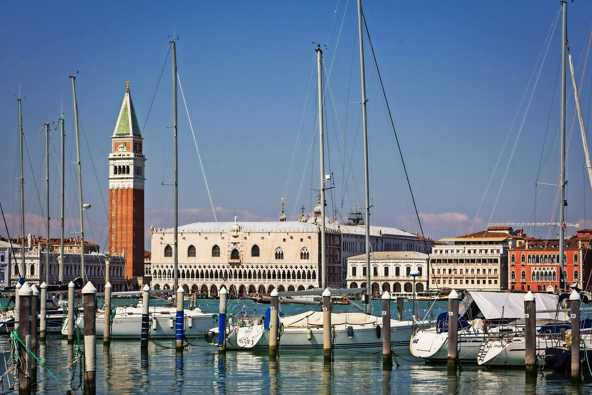 Venedig im Nordosten Italiens Boote im Hafen vor historischer Gebäudekulisse mit Turm.
