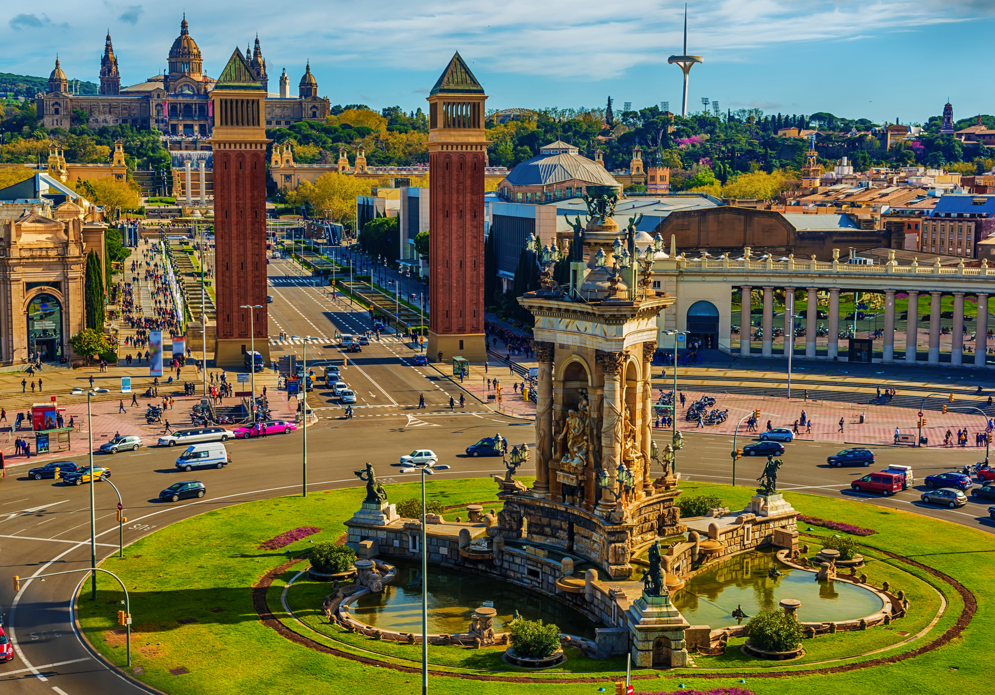 Plaza de España und Museu Nacional d'Art de Catalunya in Barcelona Platz mit Brunnen und Türmen in städtischer Landschaft bei Tag