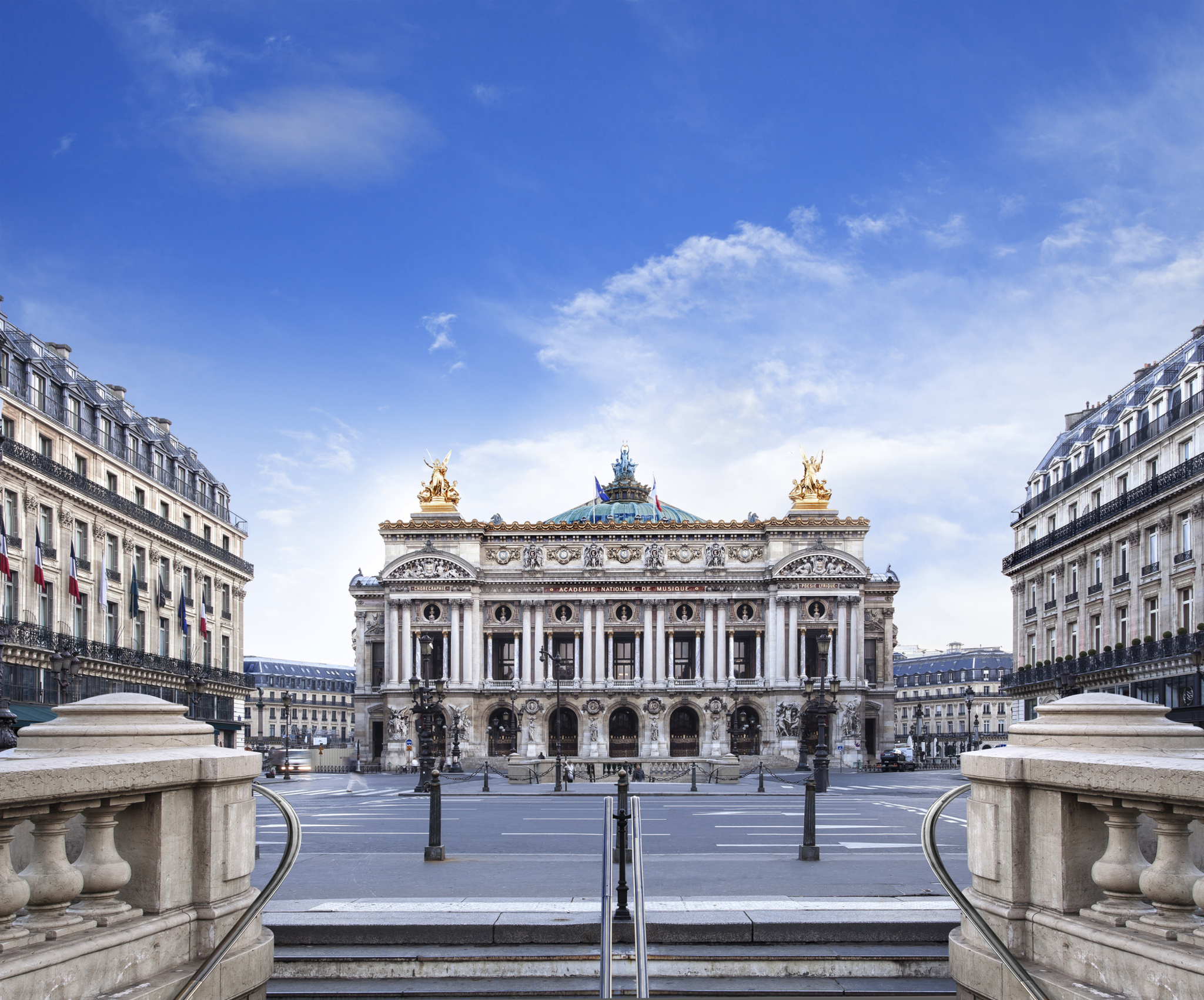 Historisches Gebäude mit verzierten Fassaden und blauen Himmel im Hintergrund.