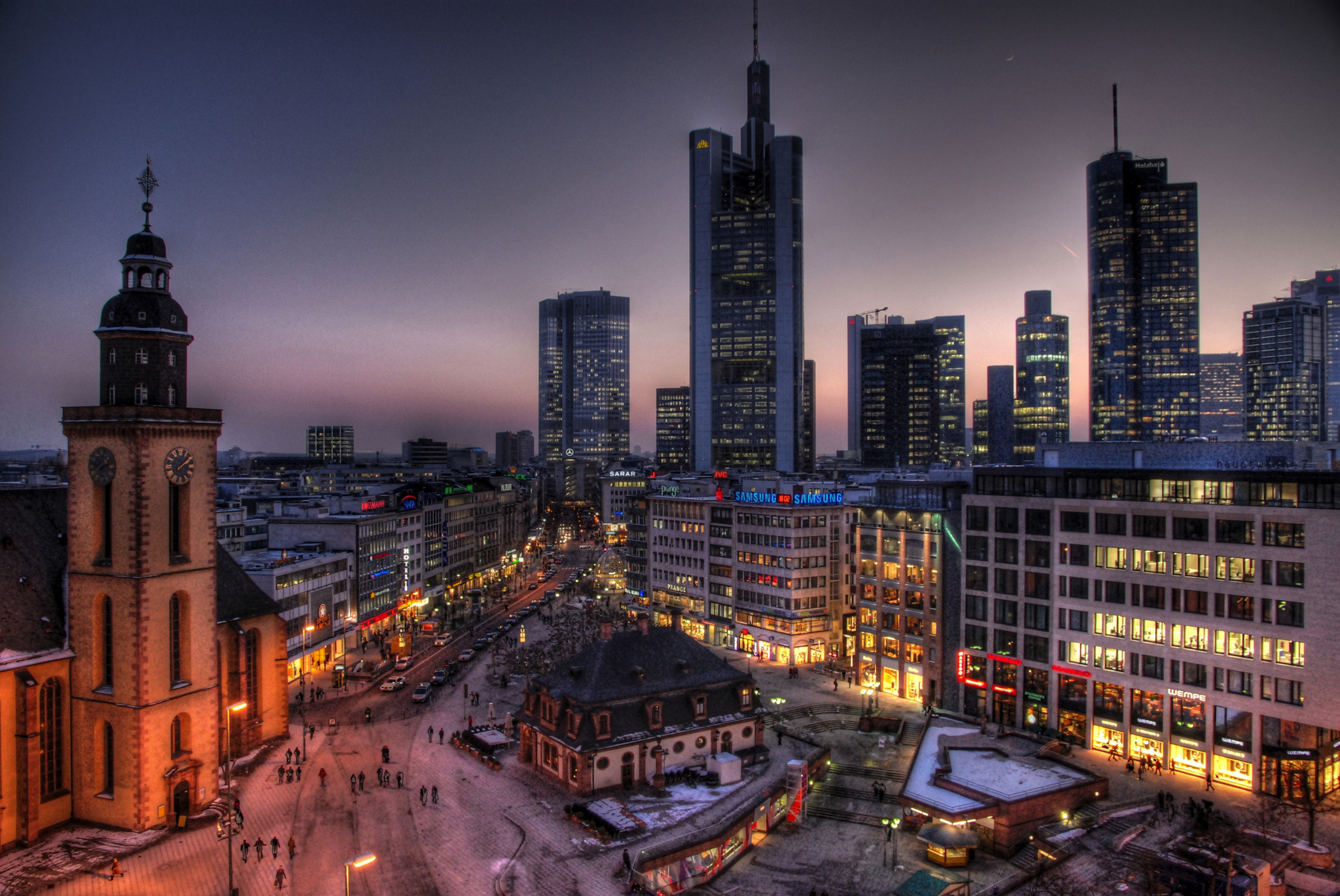Frankfurter Skyline Frankfurter Skyline im Winter mit Schnee, Skytower und anderen Wolkenkratzern am Mainufer bei Abenddämmerung.