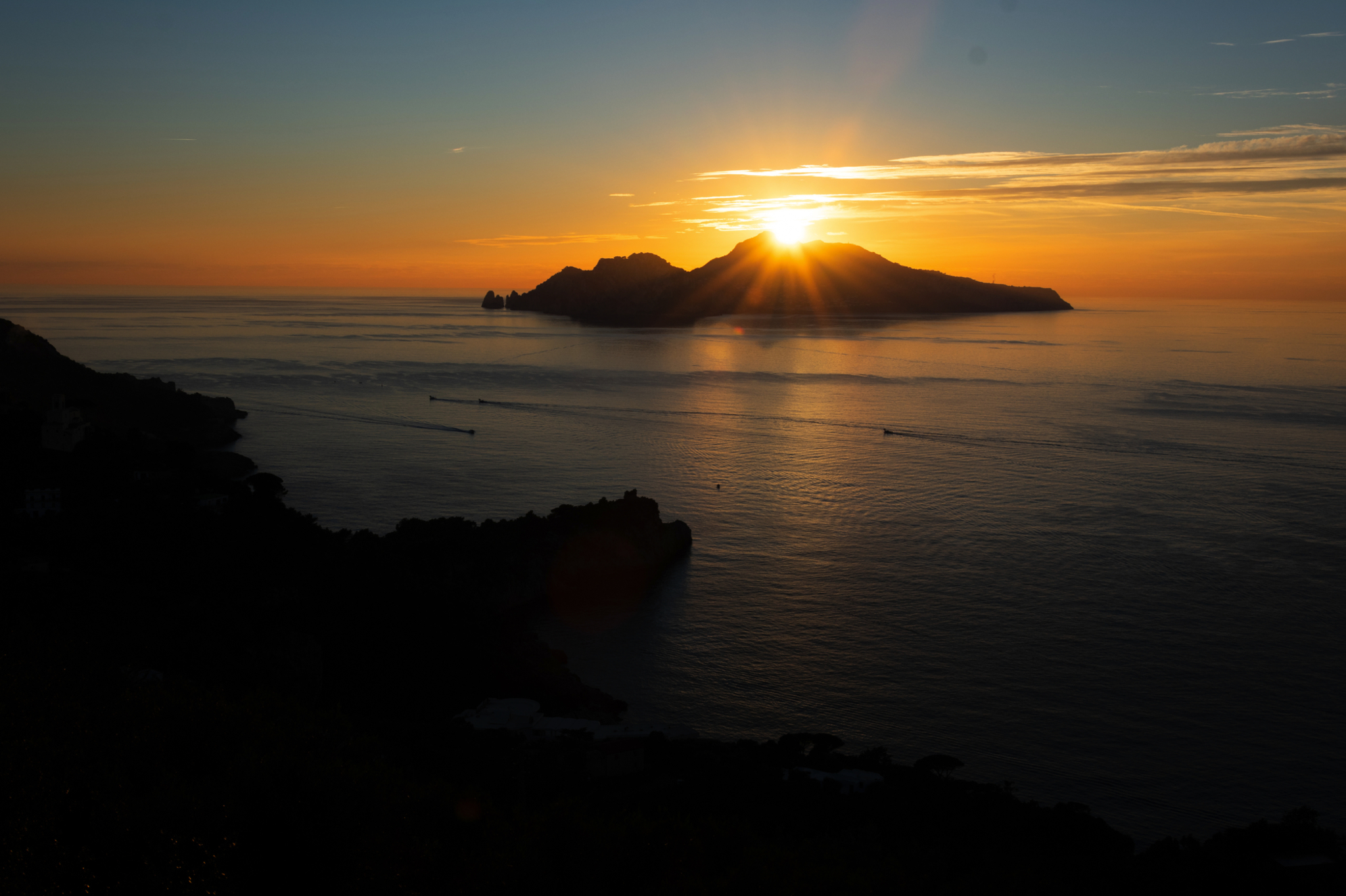 Sonnenuntergang über der Insel Capri Sonnenuntergang über der Insel Capri Bild