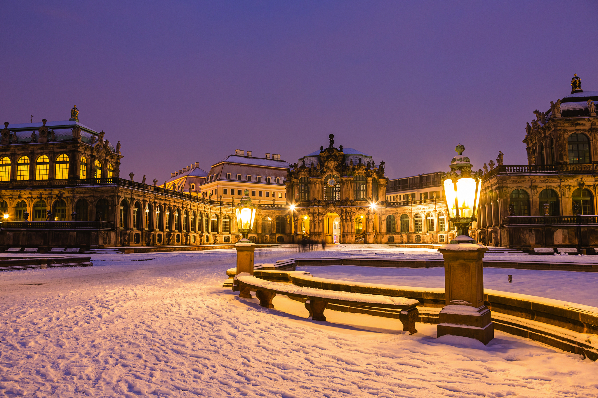 Zwinger in Dresden, Deutschland Schneebedeckter Innenhof des Dresdner Zwingers bei Dämmerung mit Beleuchtung.
