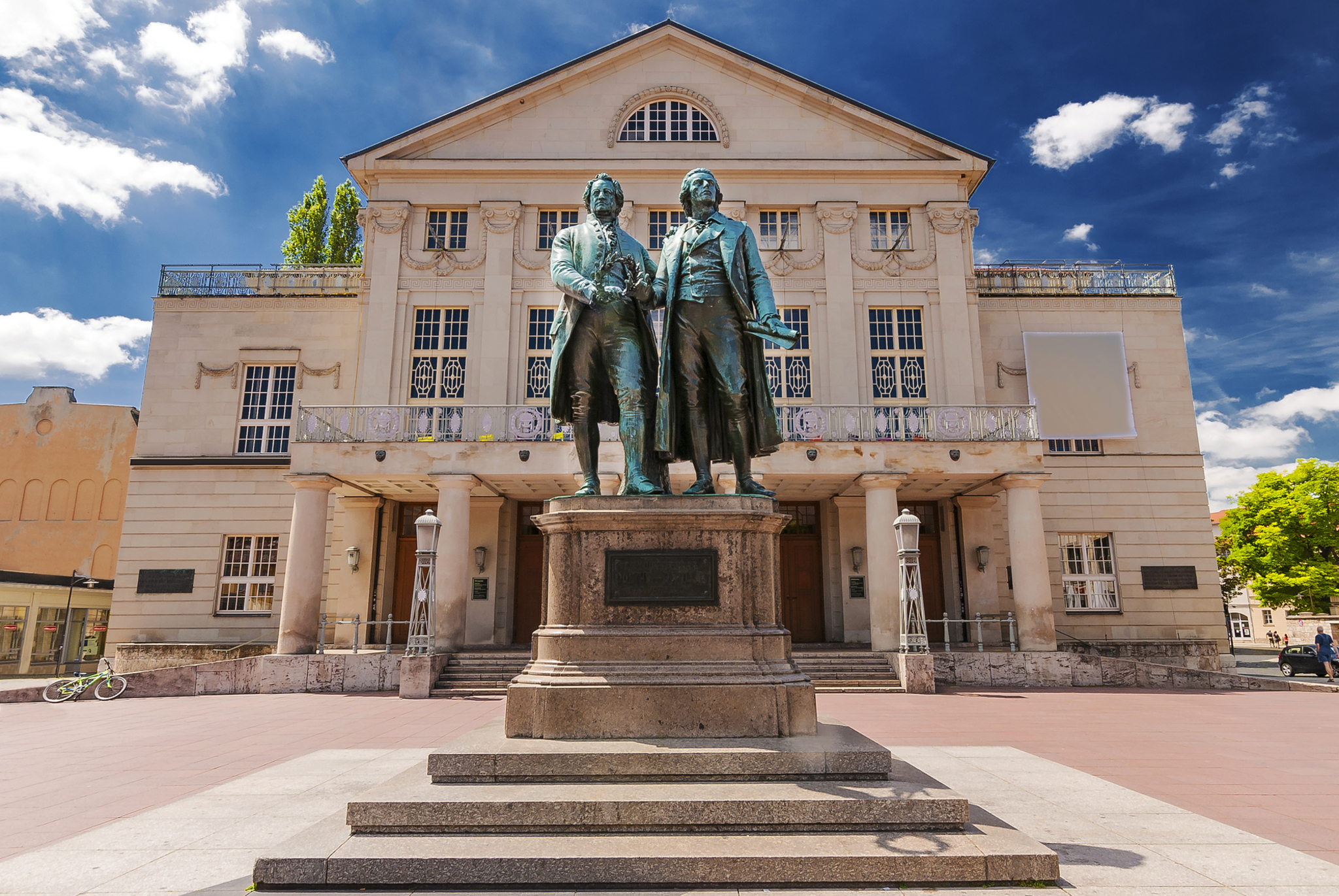 Denkmal von Goethe und Schiller vor dem Deutschen Nationaltheater in Weimar, Deutschland.