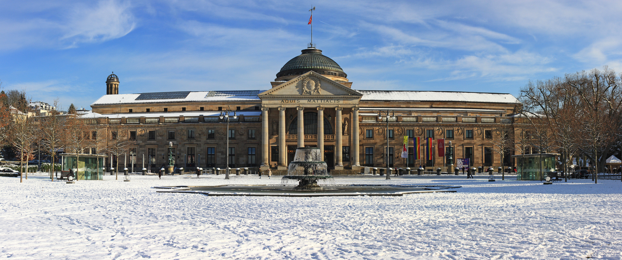 Kurhaus Wiesbaden Kurhaus Wiesbaden im Winter mit Schnee bedeckt, in Hessen, Deutschland.