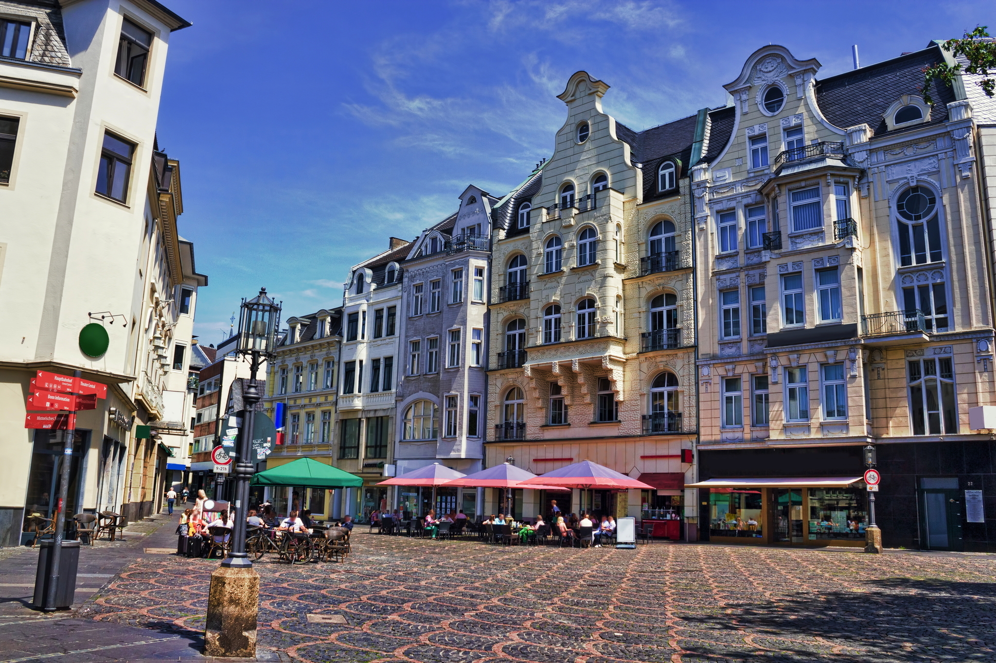Bonn Historische Gebäude in der Bonner Altstadt bei sonnigem Wetter mit Menschen in einem Straßencafé.
