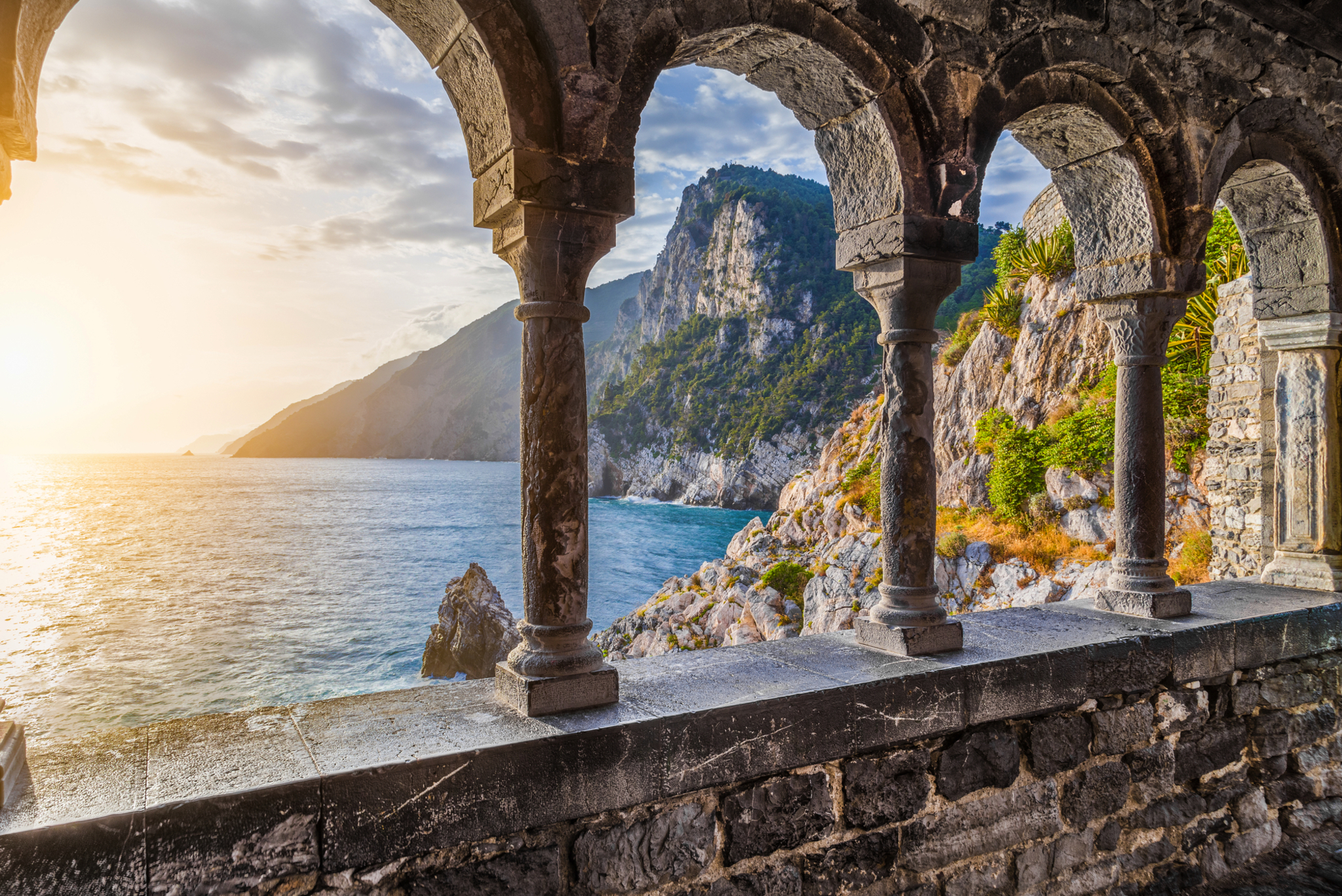 Blick auf das Meer durch die Burg und die gotische Kirche St. Peter Bögen in Porto Venere Blick auf das Meer durch die Burg und die gotische Kirche St. Peter Bögen in Porto Venere Bild