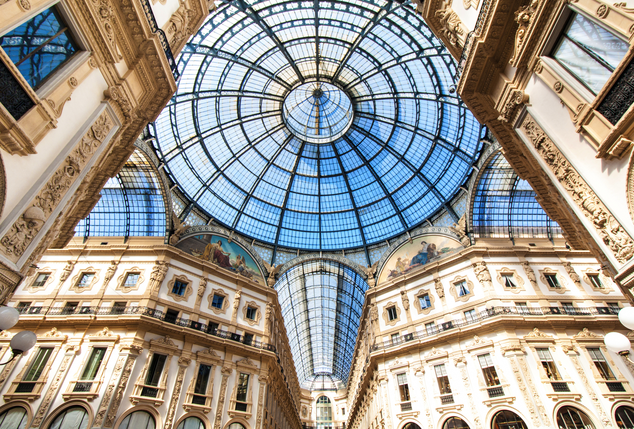 Galleria Vittorio Emanuele II in Mailand, Italien Blick durch ein gläsernes Kuppeldach auf historische Architektur.