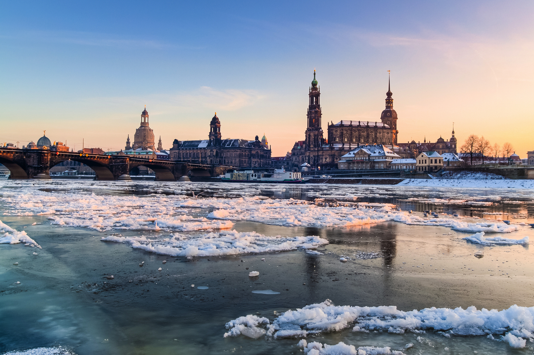 Verschneite Stadtansicht von Dresden im Winter mit Eis auf der Elbe.