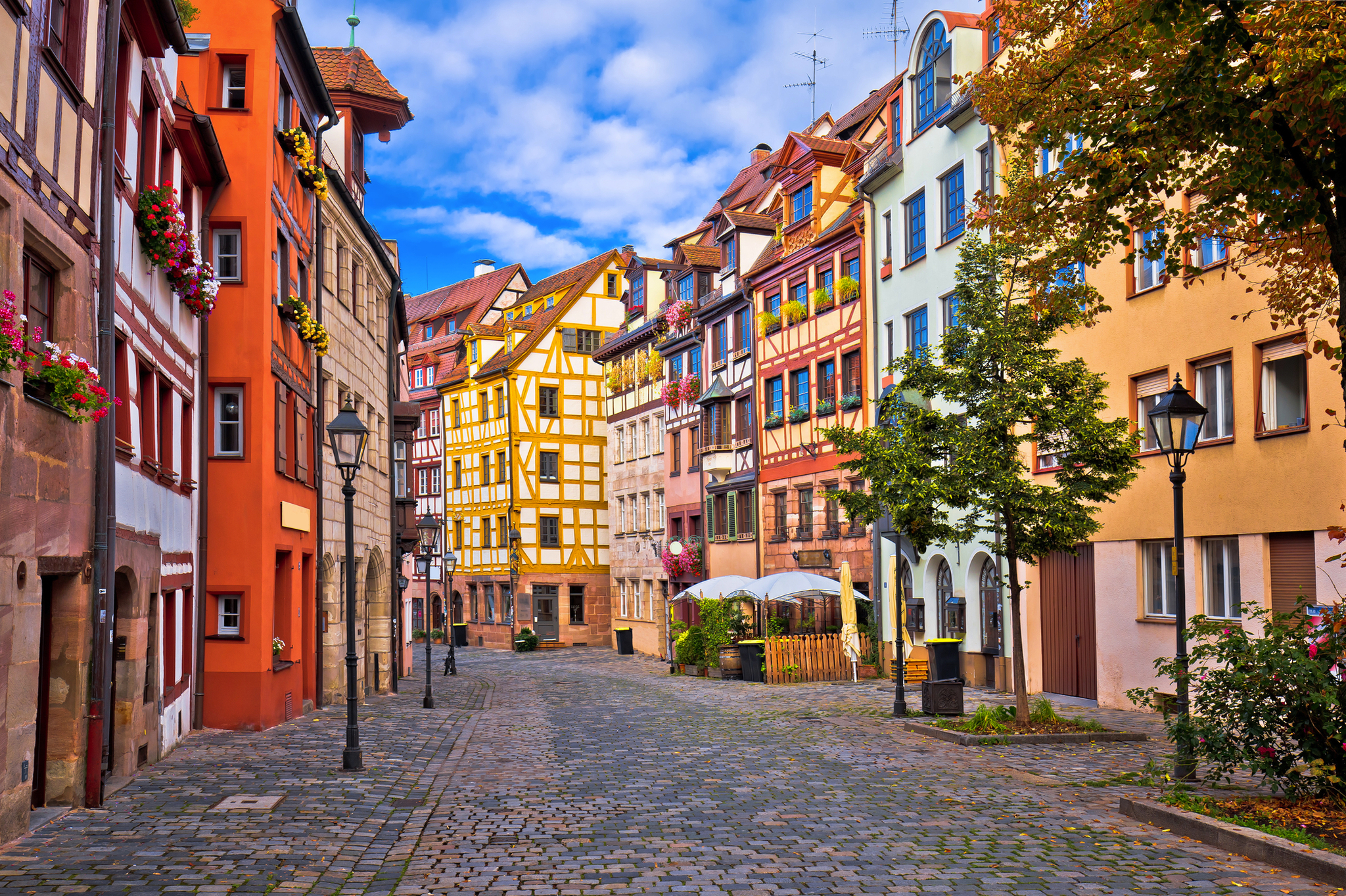 Eine malerische Altstadtgasse mit bunten Fachwerkhäusern.