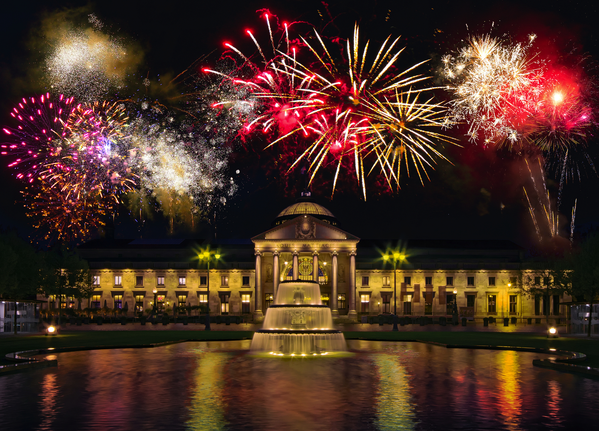 Feuerwerk in Wiesbaden Feuerwerk über dem Kurhaus in Wiesbaden in der Nacht an Silvester.