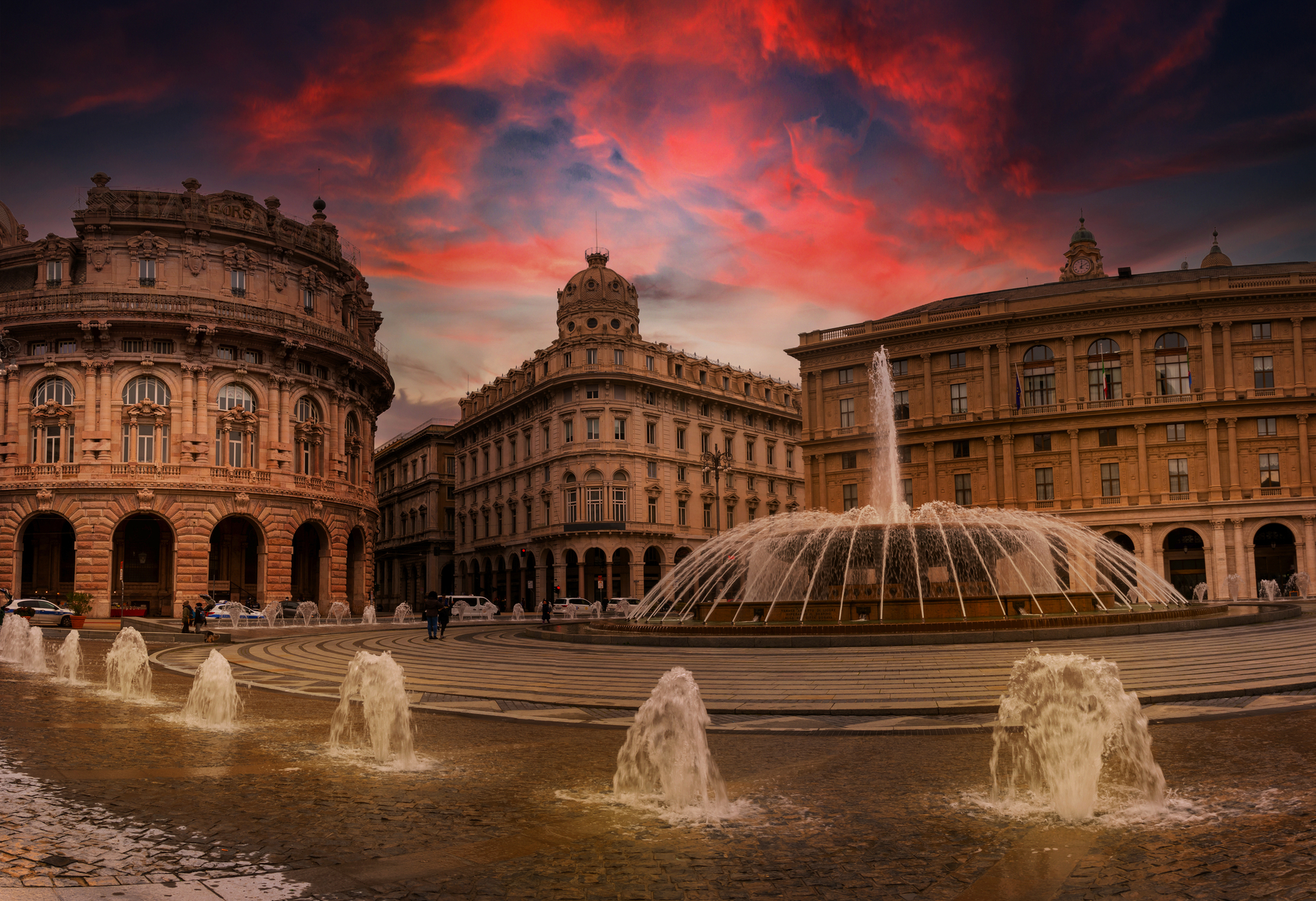 Piazza De Ferrari in Genua Platz mit Brunnen und historischen Gebäuden bei Sonnenuntergang.