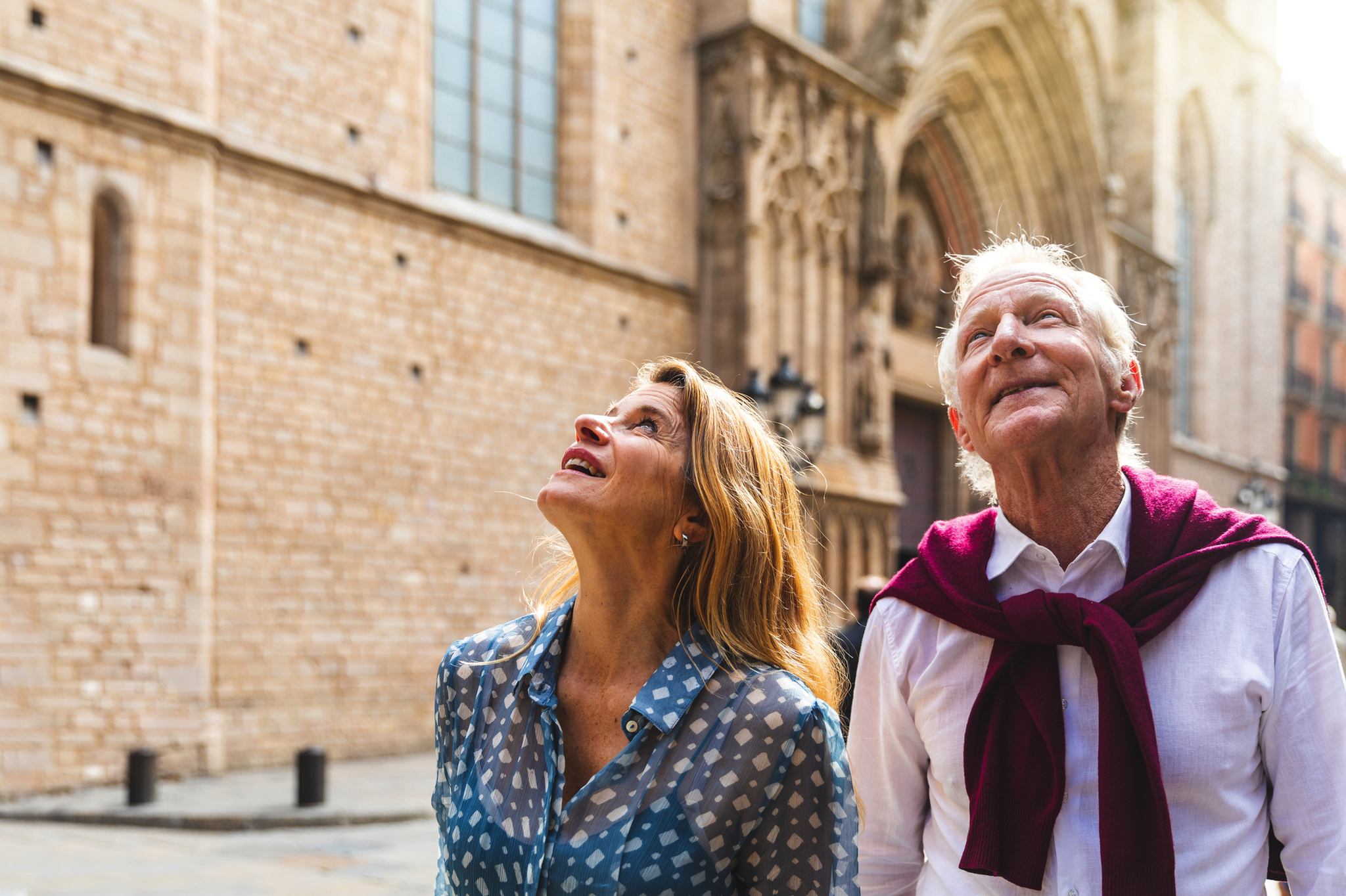 Sightseeing in der Altstadt von Barcelona Älteres Paar bewundert Architektur einer historischen Kirche.
