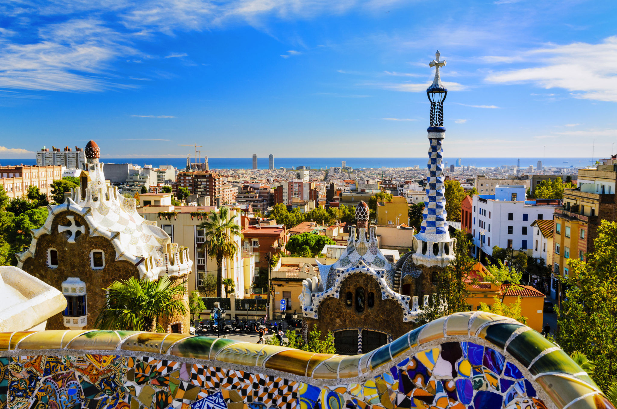 Park Güell in Barcelona, Spanien Blick auf die Stadt und Park Güell in Barcelona bei klarem Himmel.