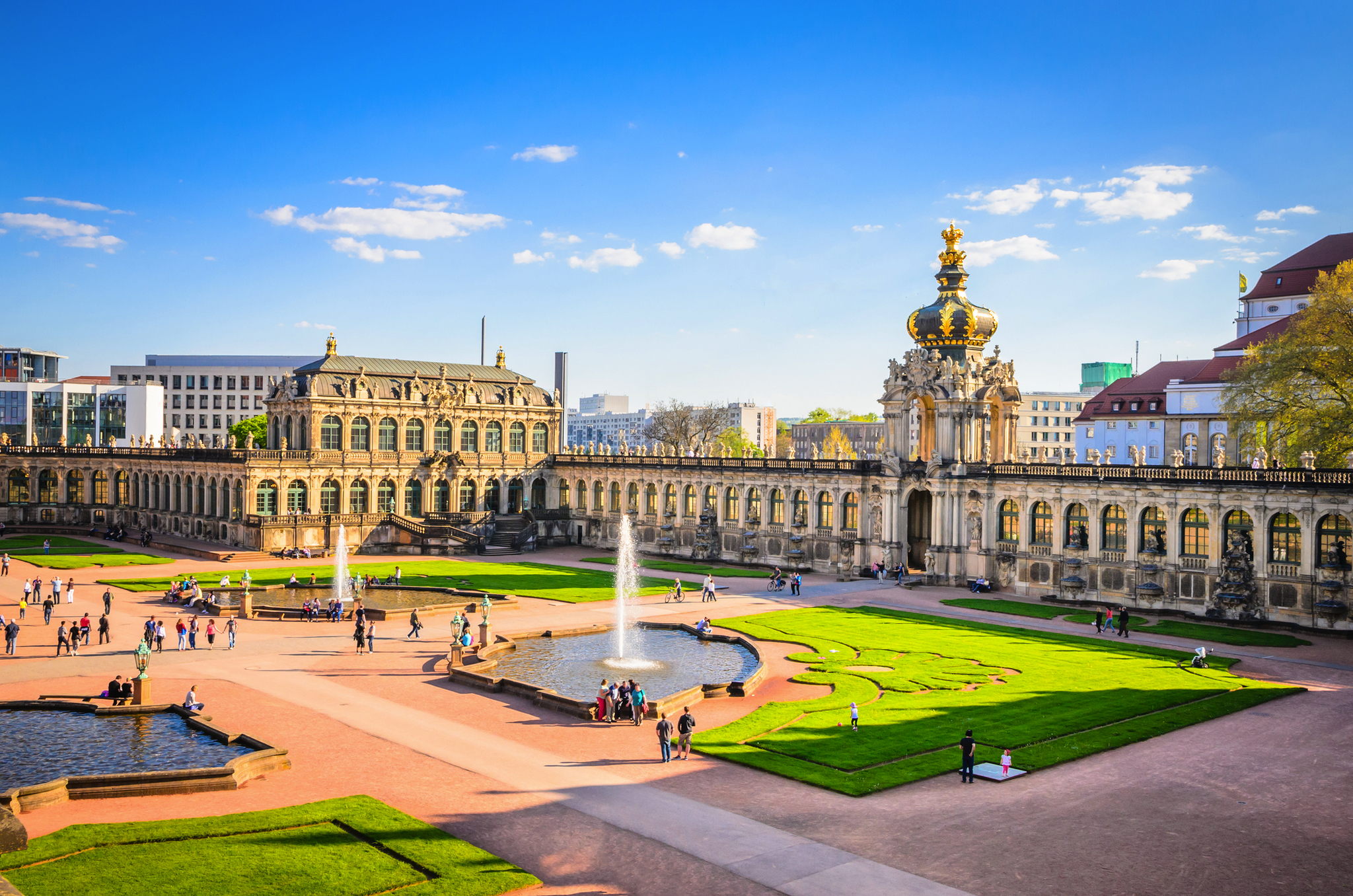 Zwinger in Dresden, Deutschland Barocke Gebäude und Springbrunnen im Hof des Zwingers in Dresden bei Tag.