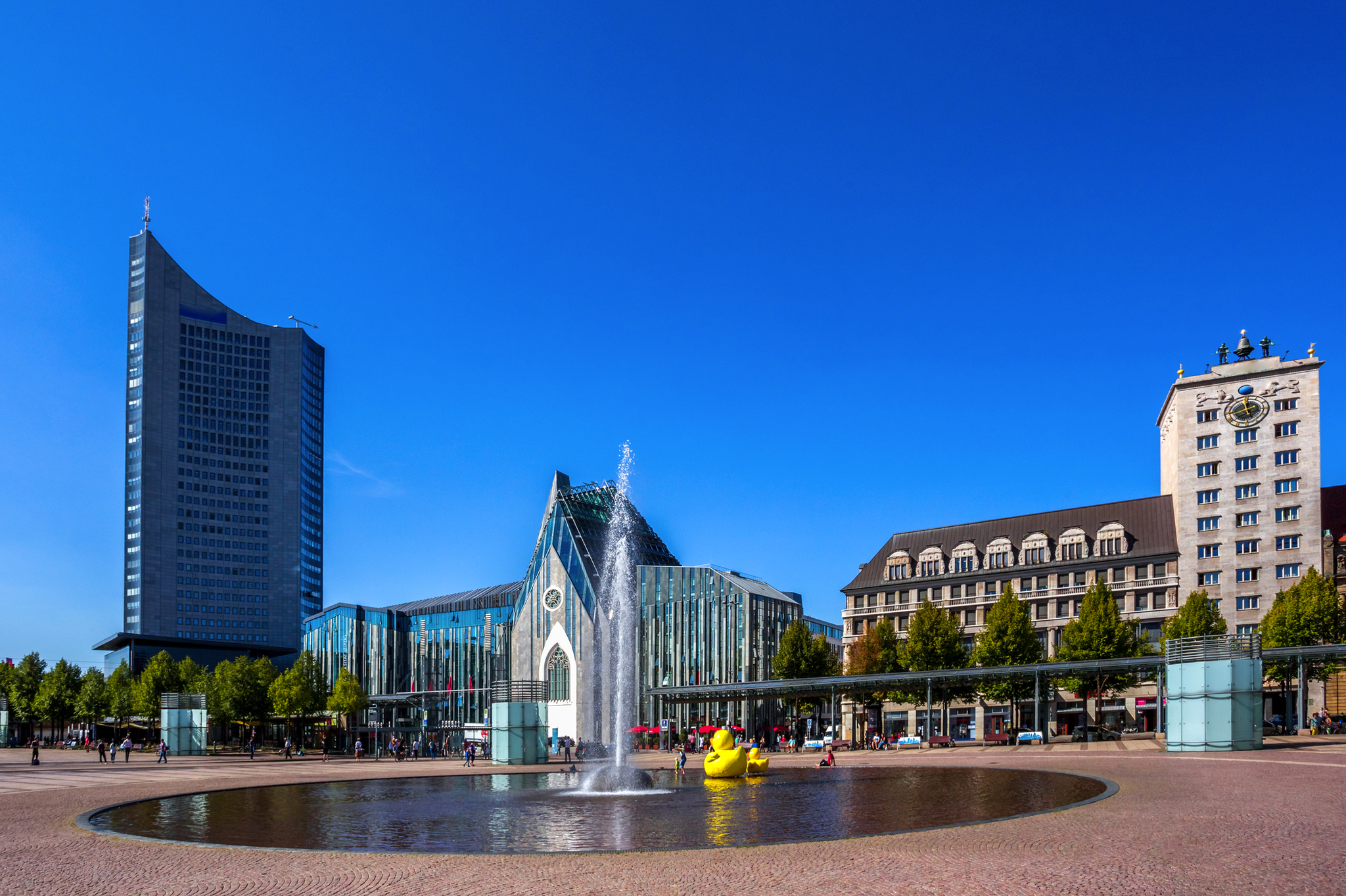 Augustusplatz in Leipzig Springbrunnen und Gebäude am Augustusplatz in Leipzig bei klarem Himmel.