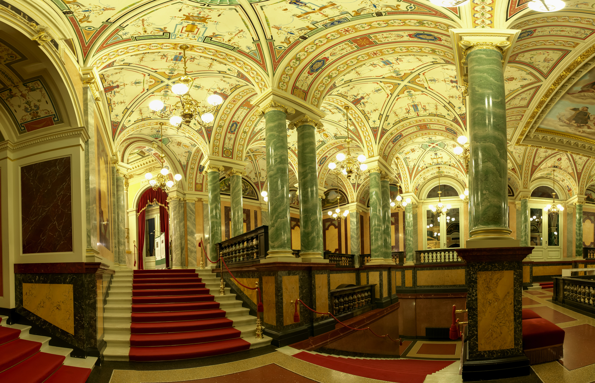 Semperoper von innen Prächtige Eingangshalle mit verzierten Decken und Marmorsäulen.