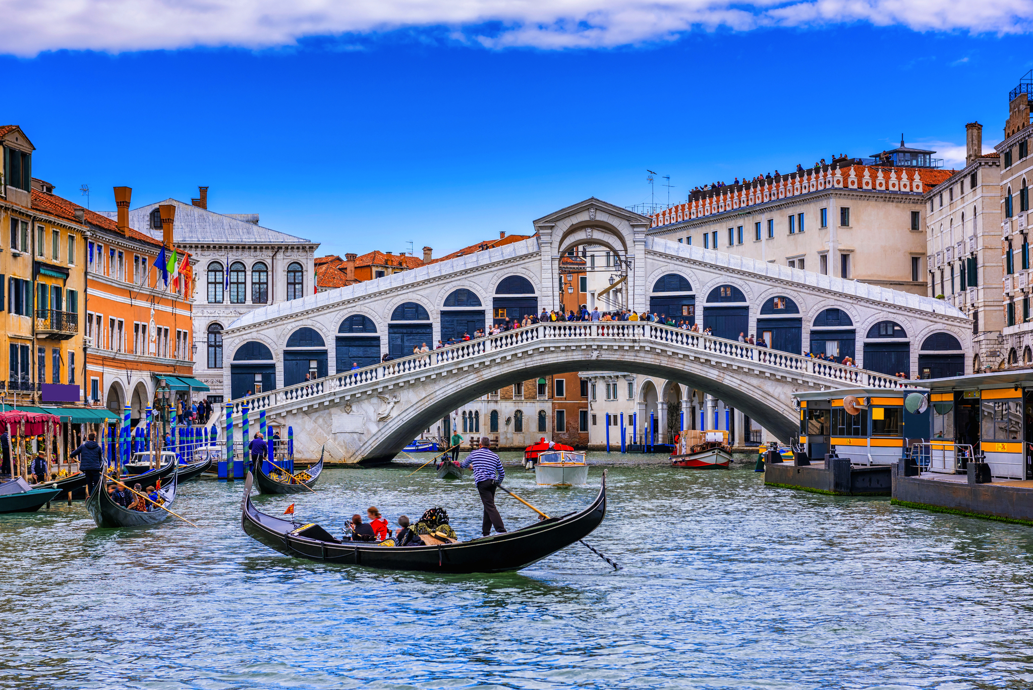 Rialtobrücke und Canal Grande in Venedig Rialtobrücke und Canal Grande in Venedig mit einer vorbeifahrenden Gondel.