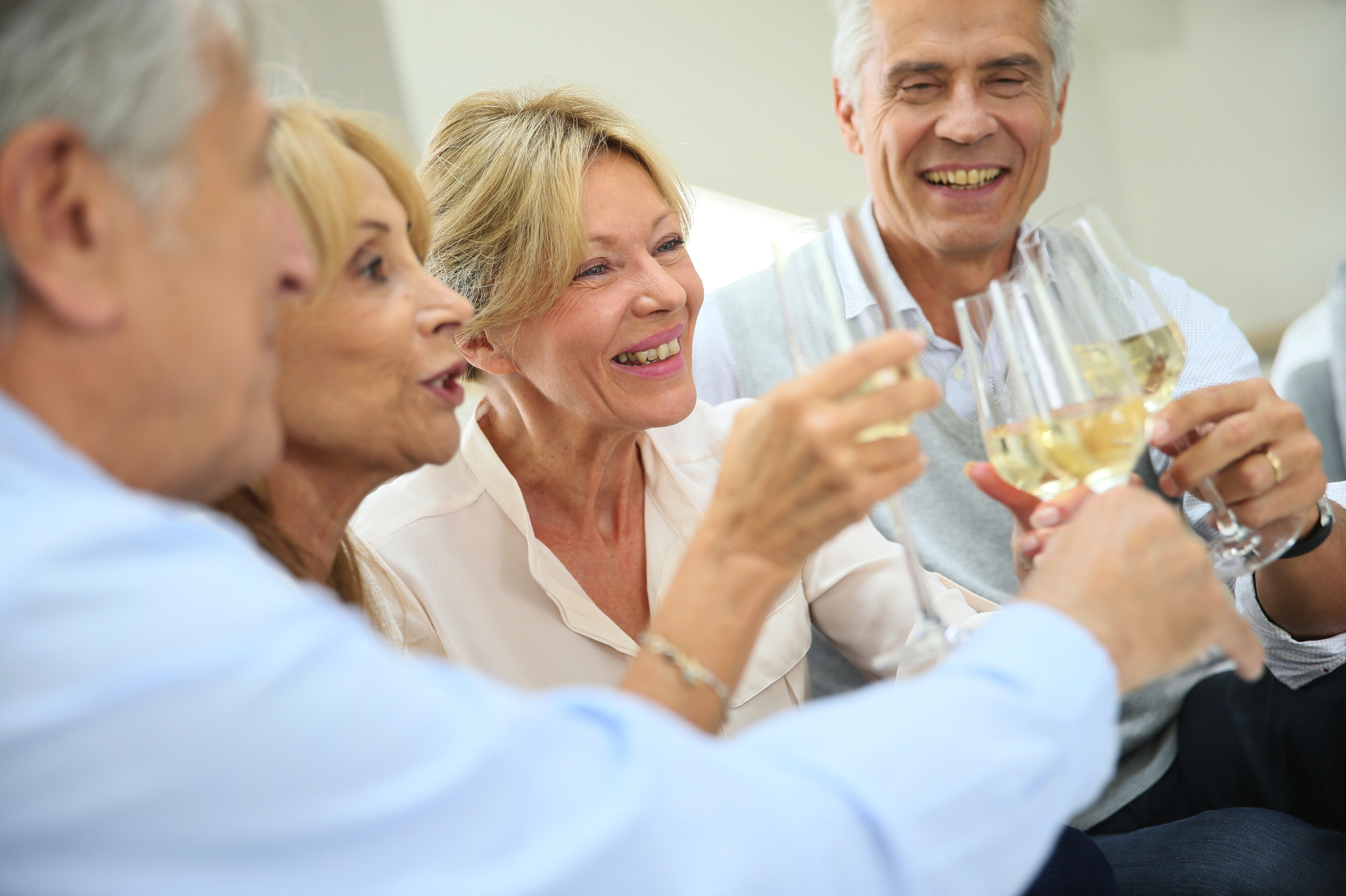 Gruppe von Senioren, die mit Champagner feiern Gruppe von älteren Personen, die gemeinsam in einer festlichen Atmosphäre mit Champagner anstoßen. Die Stimmung ist fröhlich und gemütlich.