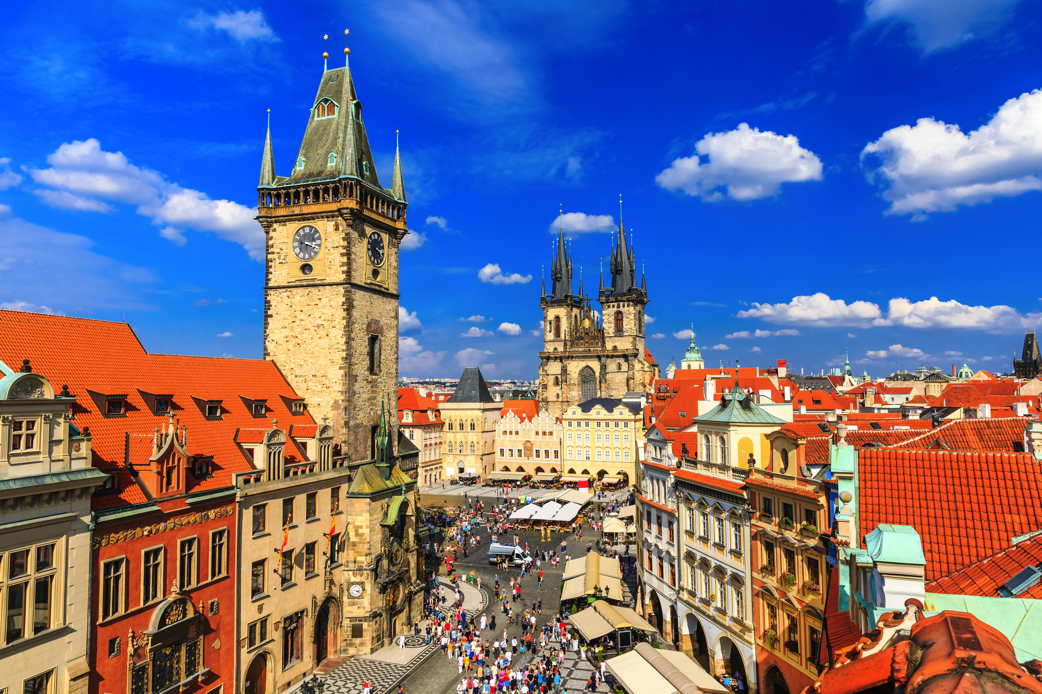 Teynkirche und Prager Rathausuhr am Altstädter Ring in Prag Teynkirche und Prager Rathausuhr am Altstädter Ring in Prag Bild