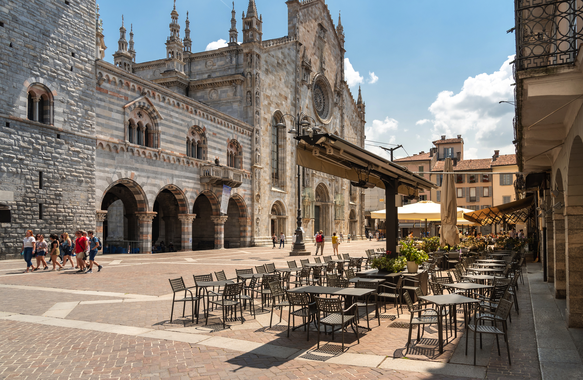 View of Duomo square with traditional Italian street cafe in the View of Duomo square with traditional Italian street cafe in the Bild