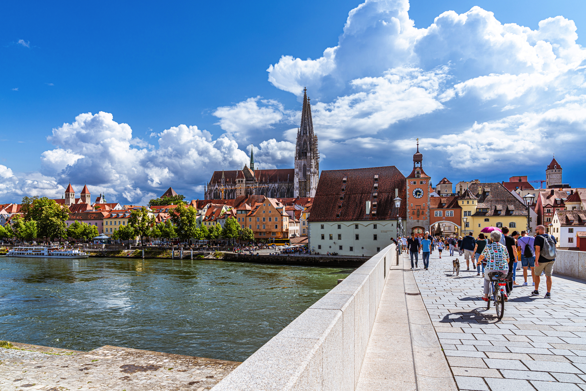 steinerne Brücke von Regensburg mit Blick auf den Dom steinerne Brücke in Regensburg mit Blick auf den Dom St. Peter und die Donau bei sonnigem Wetter