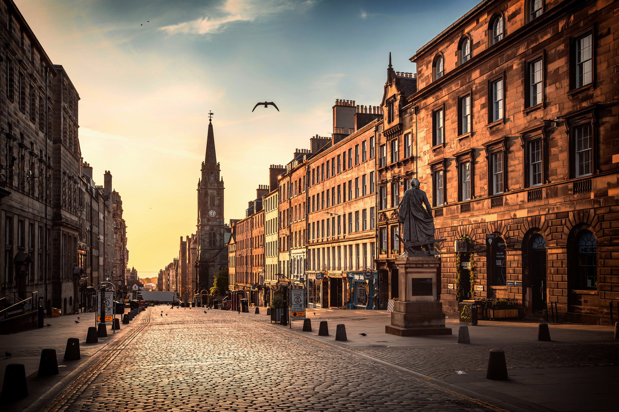 Blick auf die Royal Mile und die Adam-Smith-Statue in Edinburgh Blick auf die Royal Mile und die Adam-Smith-Statue in Edinburgh Bild