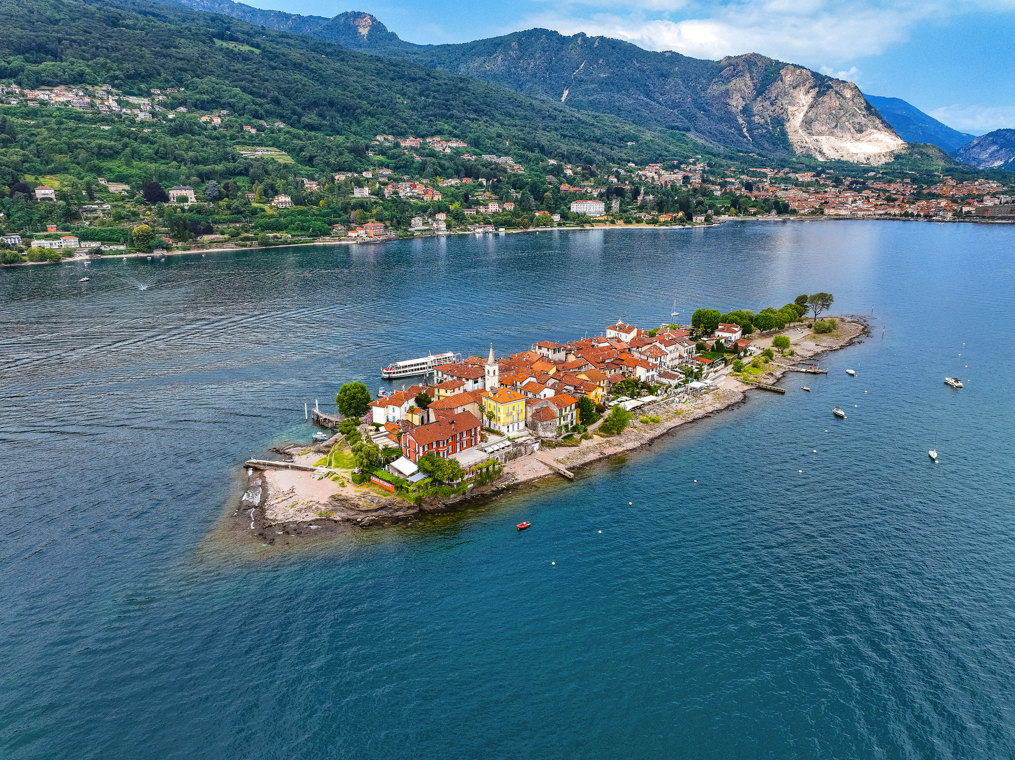 Luftaufnahme der Isola dei Pescatori im Lago Maggiore mit Gebäuden und umliegendem Wasser.