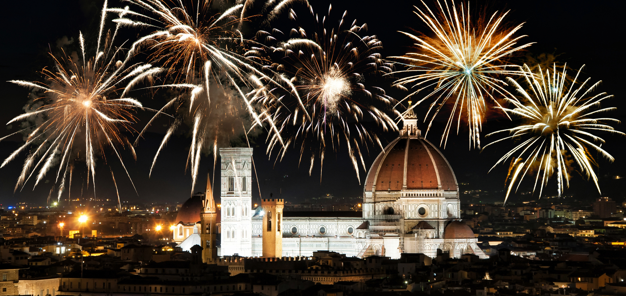 Feuerwerk über dem Dom von Florenz zum Jahreswechsel an Silvester in der Toskana, Italien.