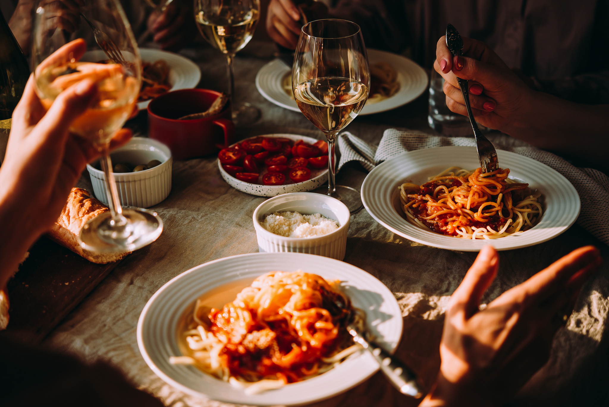 Abendessen mit Wein Abendessen mit Wein Bild