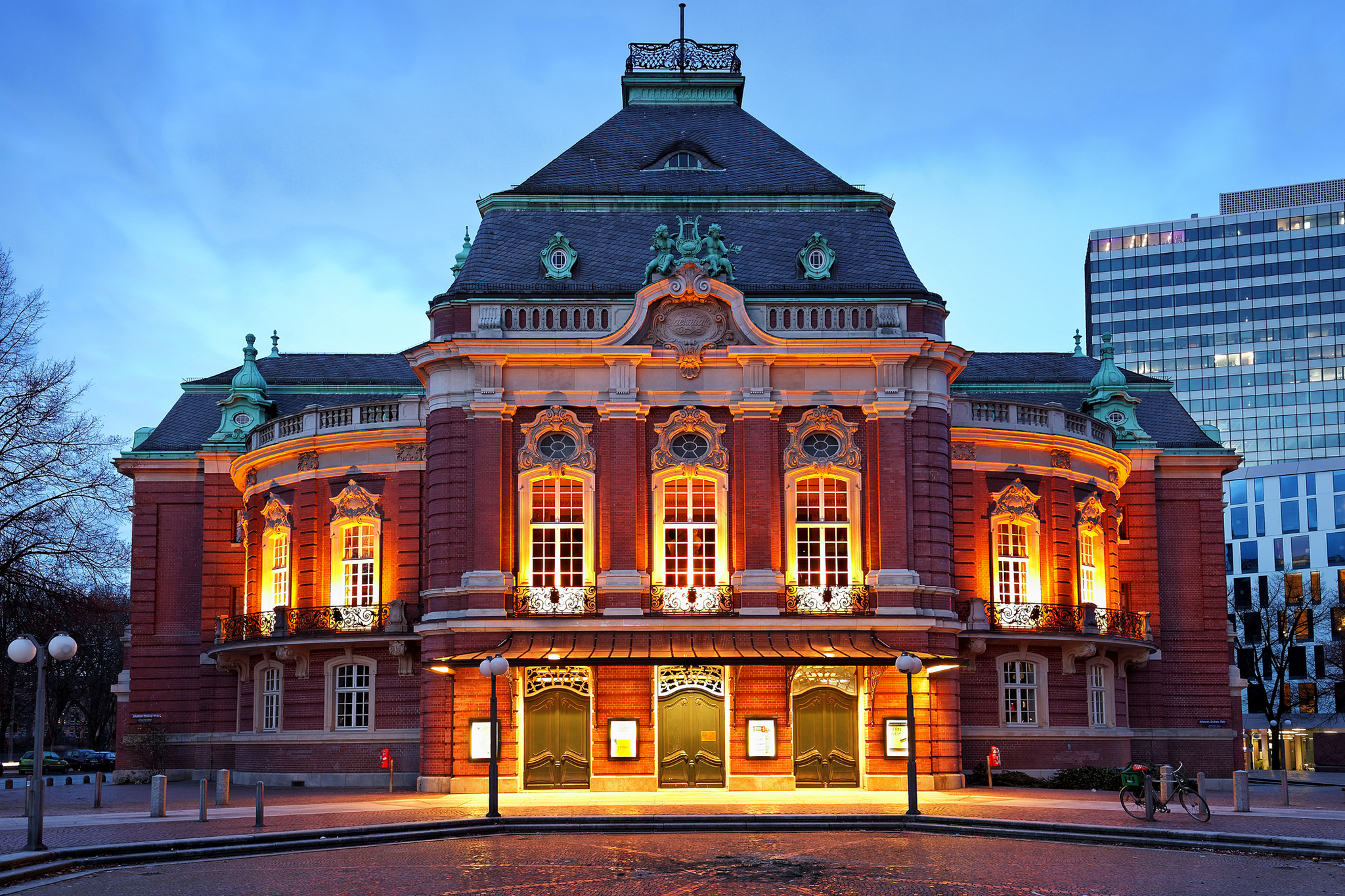 Laeiszhalle der Elbphilharmonie Hamburg Laeiszhalle in Hamburg im Winter bei Dämmerung, beleuchtet und mit klassischer Architektur.