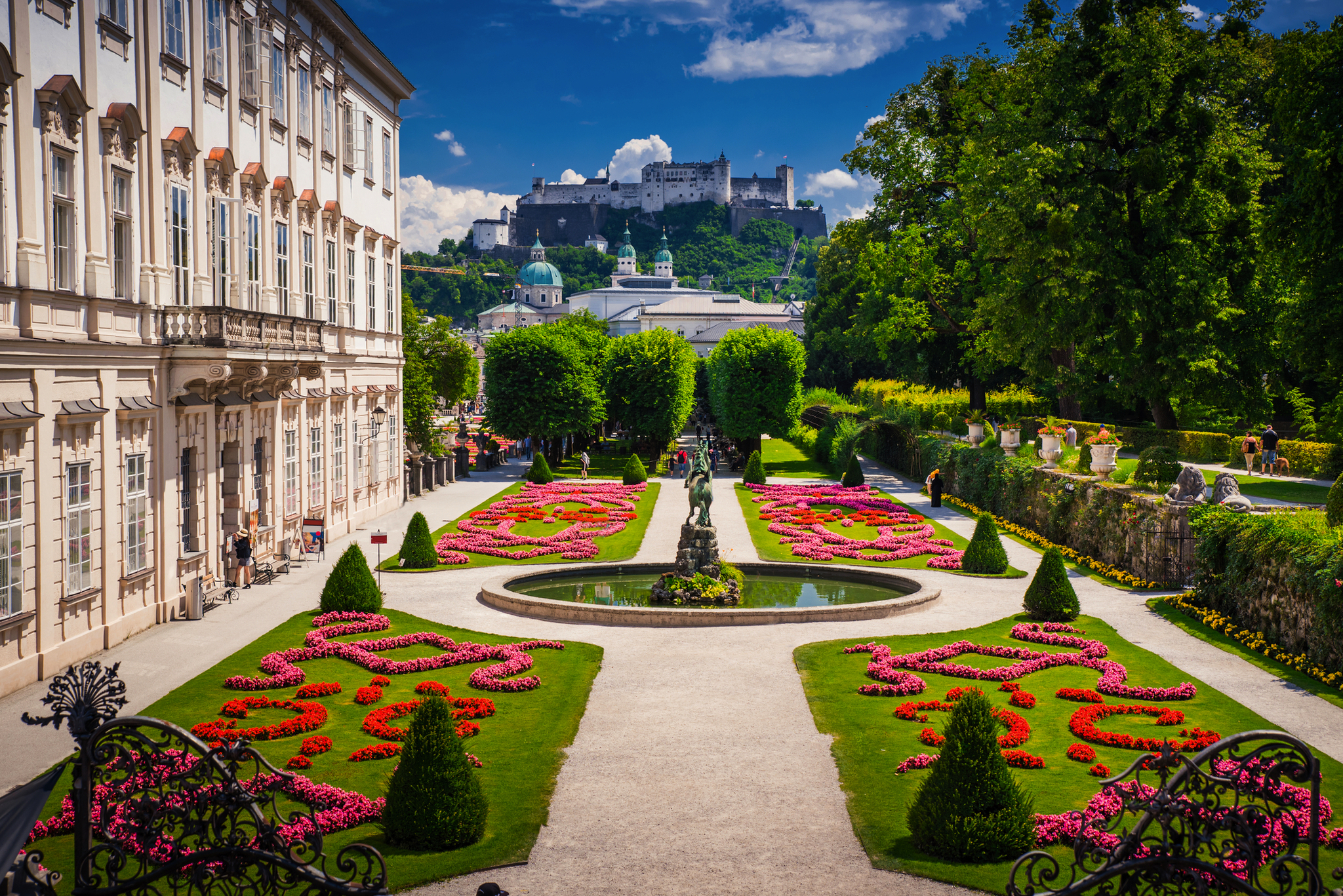 Schloss Mirabell und Salzburger Schloss im Hintergrund im Sommer Schloss Mirabell und Salzburger Schloss im Hintergrund im Sommer Bild