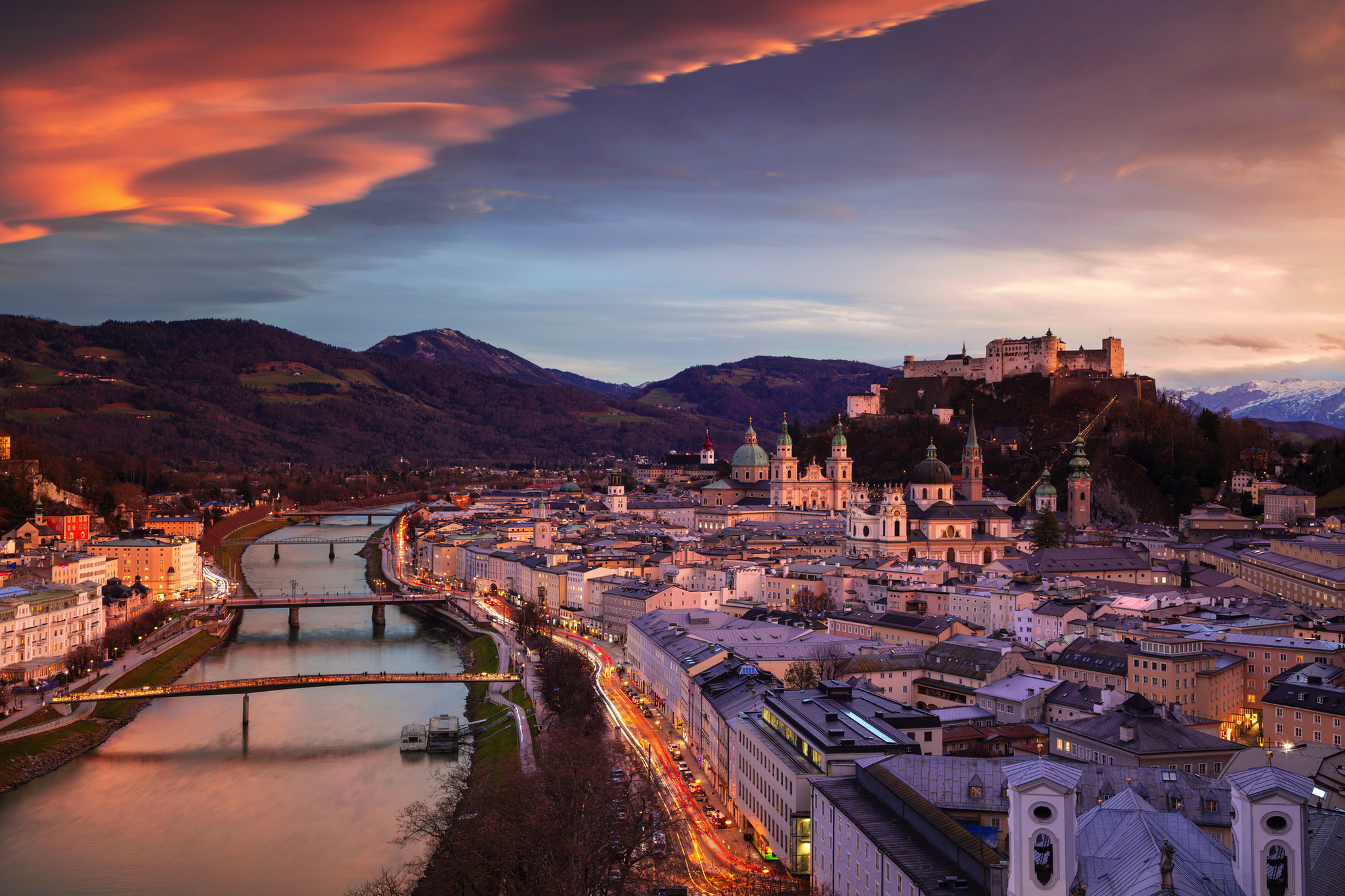Salzburger Dom bei wunderschönem Wintersonnenuntergang Stadtansicht von Salzburg bei Sonnenuntergang mit Festung Hohensalzburg im Hintergrund.