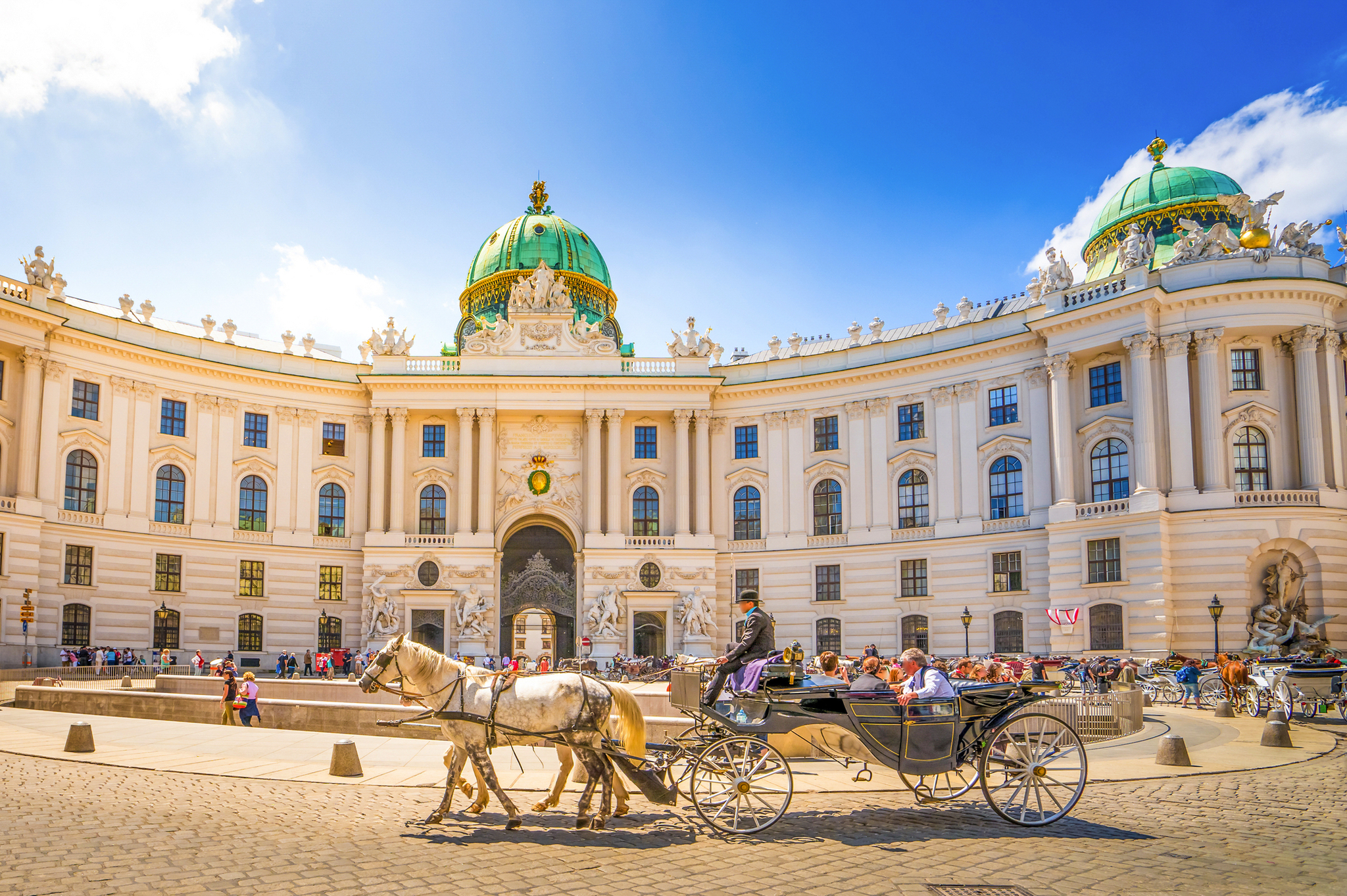 Hofburg in Wien Die Hofburg in Wien mit einer Pferdekutsche auf dem Heldenplatz.