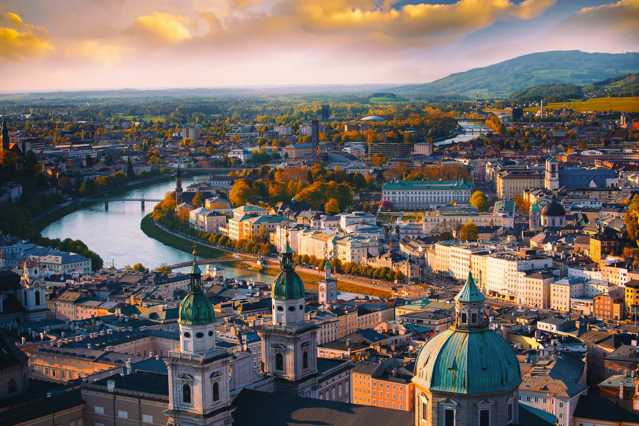 Luftpanoramablick über Salzburg im Herbst Luftpanoramablick über Salzburg im Herbst Bild